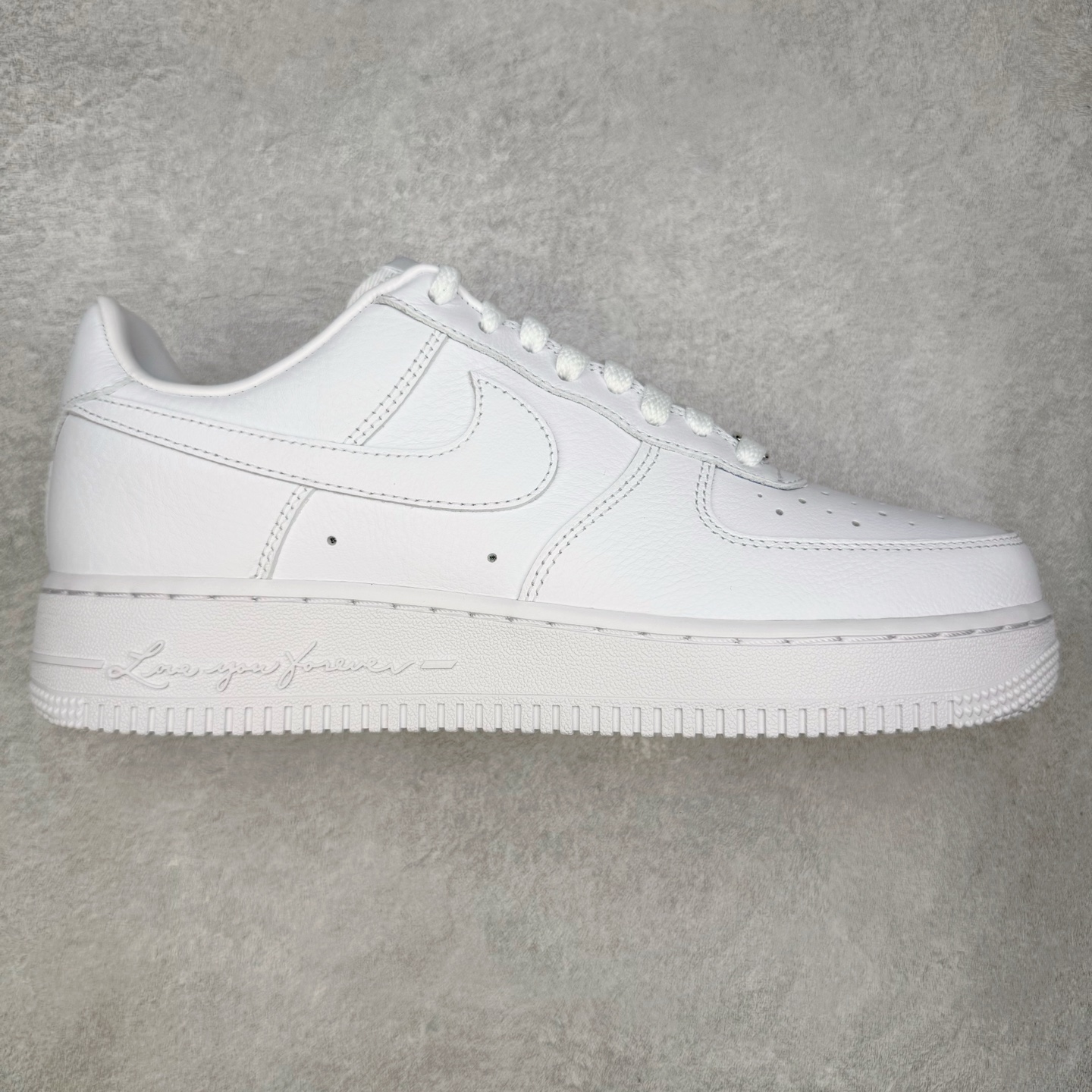 ＃GX NOCTA x NK Air Force 1 Low \'07 空军一号低帮经典板鞋 Drake联名纯白 CZ8065-100 经典老鞋 完美复刻 不规则波浪大底咬花 全鞋电脑针车 工整有序 视觉效果满分 原厂拉帮手法 标准四线 密度针距针孔大小控制到位 原装反口里网布海绵 正确卡色网眼大小 新版鞋撑改用纸团代替 原厂港宝加持完美还原灵魂版型 原盒原配从里到外百分百还原 原厂全头层原厂皮料 原标原盒 内置Sole气垫 中底白色背胶 中底划线 已经无限的接近公司 原厂楦头 原厂刺绣 后跟弧度修正 独家私模最大开发到48.5 尺码：35.5 36 37.5 38 38.5 39 40 40.5 41 42 42.5 43 44 44.5 45 46 47.5 48.5-选品中心