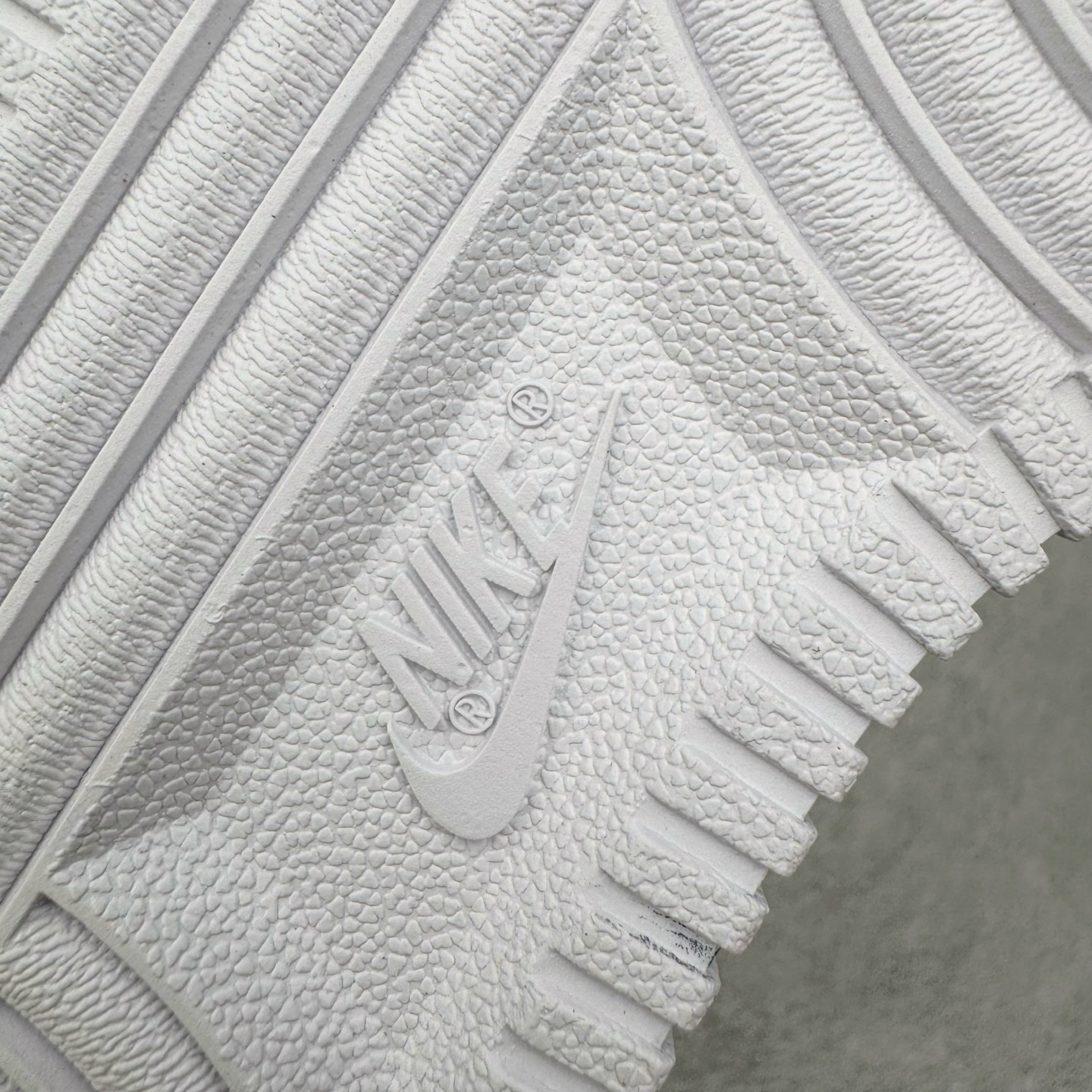 图片[25]-＃GX NOCTA x NK Air Force 1 Low \’07 空军一号低帮经典板鞋 Drake联名纯白 CZ8065-100 经典老鞋 完美复刻 不规则波浪大底咬花 全鞋电脑针车 工整有序 视觉效果满分 原厂拉帮手法 标准四线 密度针距针孔大小控制到位 原装反口里网布海绵 正确卡色网眼大小 新版鞋撑改用纸团代替 原厂港宝加持完美还原灵魂版型 原盒原配从里到外百分百还原 原厂全头层原厂皮料 原标原盒 内置Sole气垫 中底白色背胶 中底划线 已经无限的接近公司 原厂楦头 原厂刺绣 后跟弧度修正 独家私模最大开发到48.5 尺码：35.5 36 37.5 38 38.5 39 40 40.5 41 42 42.5 43 44 44.5 45 46 47.5 48.5-选品中心