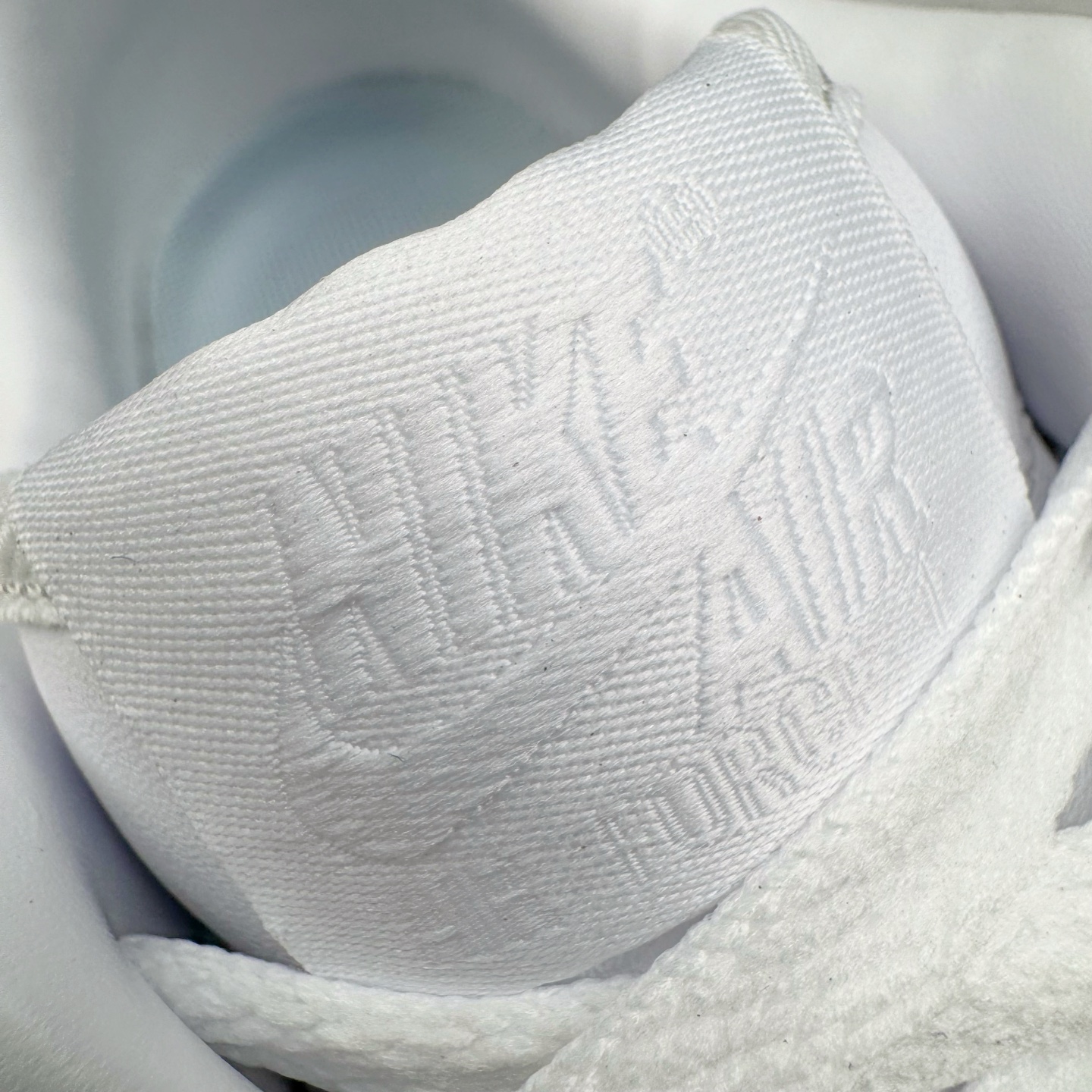 图片[15]-＃GX NOCTA x NK Air Force 1 Low \’07 空军一号低帮经典板鞋 Drake联名纯白 CZ8065-100 经典老鞋 完美复刻 不规则波浪大底咬花 全鞋电脑针车 工整有序 视觉效果满分 原厂拉帮手法 标准四线 密度针距针孔大小控制到位 原装反口里网布海绵 正确卡色网眼大小 新版鞋撑改用纸团代替 原厂港宝加持完美还原灵魂版型 原盒原配从里到外百分百还原 原厂全头层原厂皮料 原标原盒 内置Sole气垫 中底白色背胶 中底划线 已经无限的接近公司 原厂楦头 原厂刺绣 后跟弧度修正 独家私模最大开发到48.5 尺码：35.5 36 37.5 38 38.5 39 40 40.5 41 42 42.5 43 44 44.5 45 46 47.5 48.5-选品中心