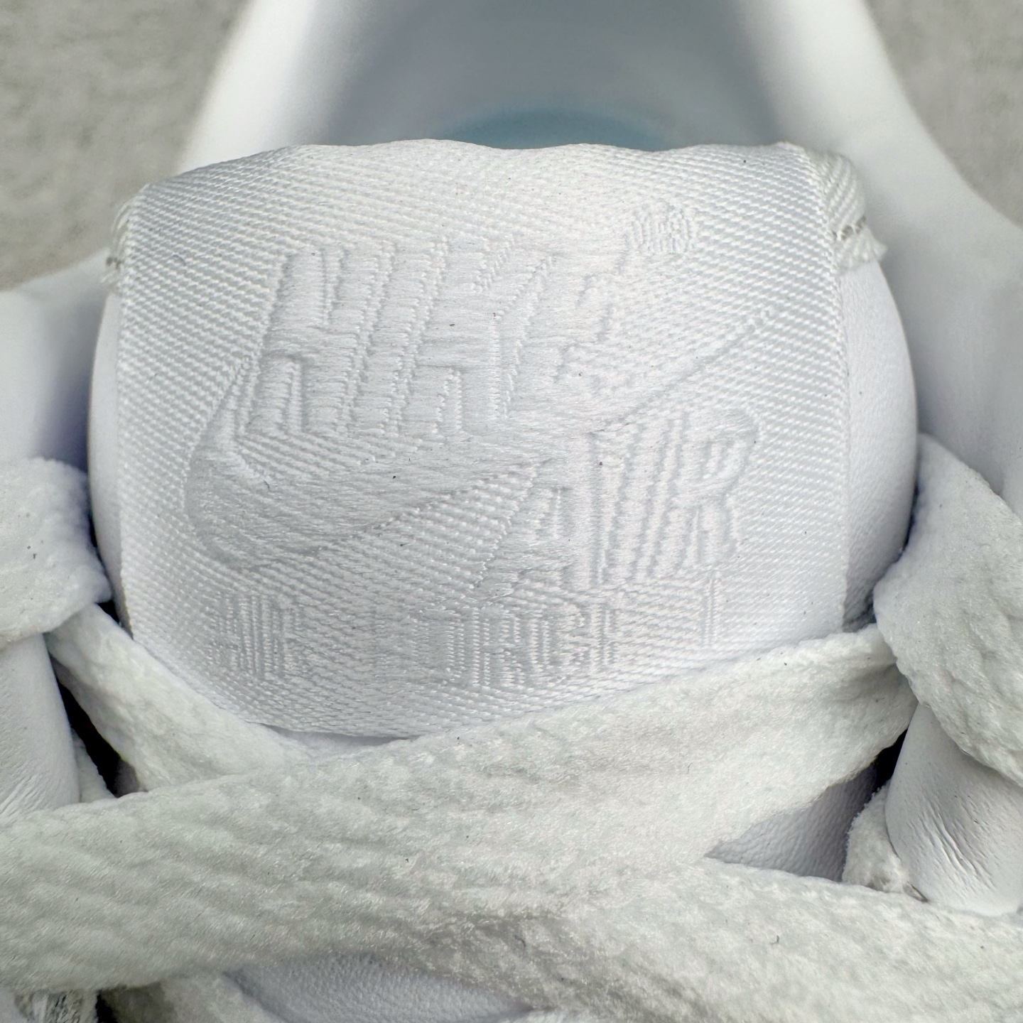 图片[17]-＃GX NOCTA x NK Air Force 1 Low \’07 空军一号低帮经典板鞋 Drake联名纯白 CZ8065-100 经典老鞋 完美复刻 不规则波浪大底咬花 全鞋电脑针车 工整有序 视觉效果满分 原厂拉帮手法 标准四线 密度针距针孔大小控制到位 原装反口里网布海绵 正确卡色网眼大小 新版鞋撑改用纸团代替 原厂港宝加持完美还原灵魂版型 原盒原配从里到外百分百还原 原厂全头层原厂皮料 原标原盒 内置Sole气垫 中底白色背胶 中底划线 已经无限的接近公司 原厂楦头 原厂刺绣 后跟弧度修正 独家私模最大开发到48.5 尺码：35.5 36 37.5 38 38.5 39 40 40.5 41 42 42.5 43 44 44.5 45 46 47.5 48.5-选品中心