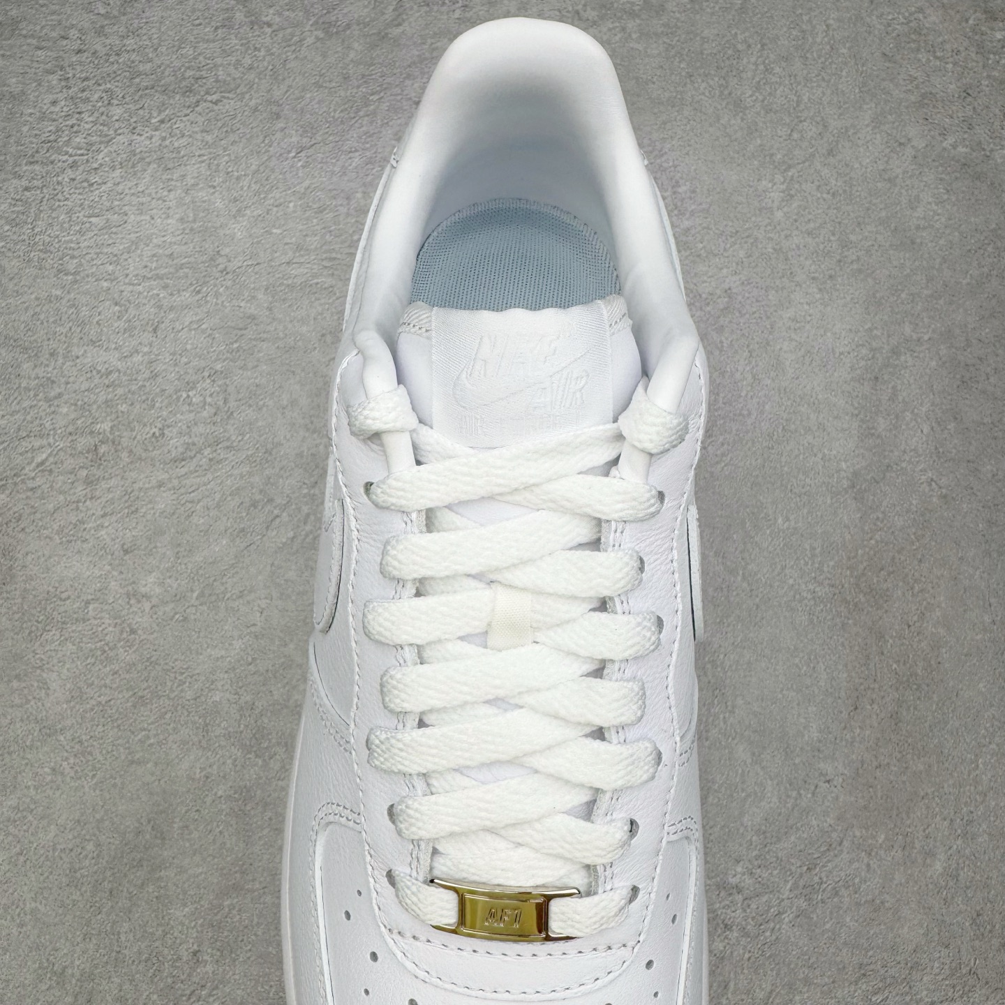 图片[5]-＃GX NOCTA x NK Air Force 1 Low \’07 空军一号低帮经典板鞋 Drake联名纯白 CZ8065-100 经典老鞋 完美复刻 不规则波浪大底咬花 全鞋电脑针车 工整有序 视觉效果满分 原厂拉帮手法 标准四线 密度针距针孔大小控制到位 原装反口里网布海绵 正确卡色网眼大小 新版鞋撑改用纸团代替 原厂港宝加持完美还原灵魂版型 原盒原配从里到外百分百还原 原厂全头层原厂皮料 原标原盒 内置Sole气垫 中底白色背胶 中底划线 已经无限的接近公司 原厂楦头 原厂刺绣 后跟弧度修正 独家私模最大开发到48.5 尺码：35.5 36 37.5 38 38.5 39 40 40.5 41 42 42.5 43 44 44.5 45 46 47.5 48.5-选品中心