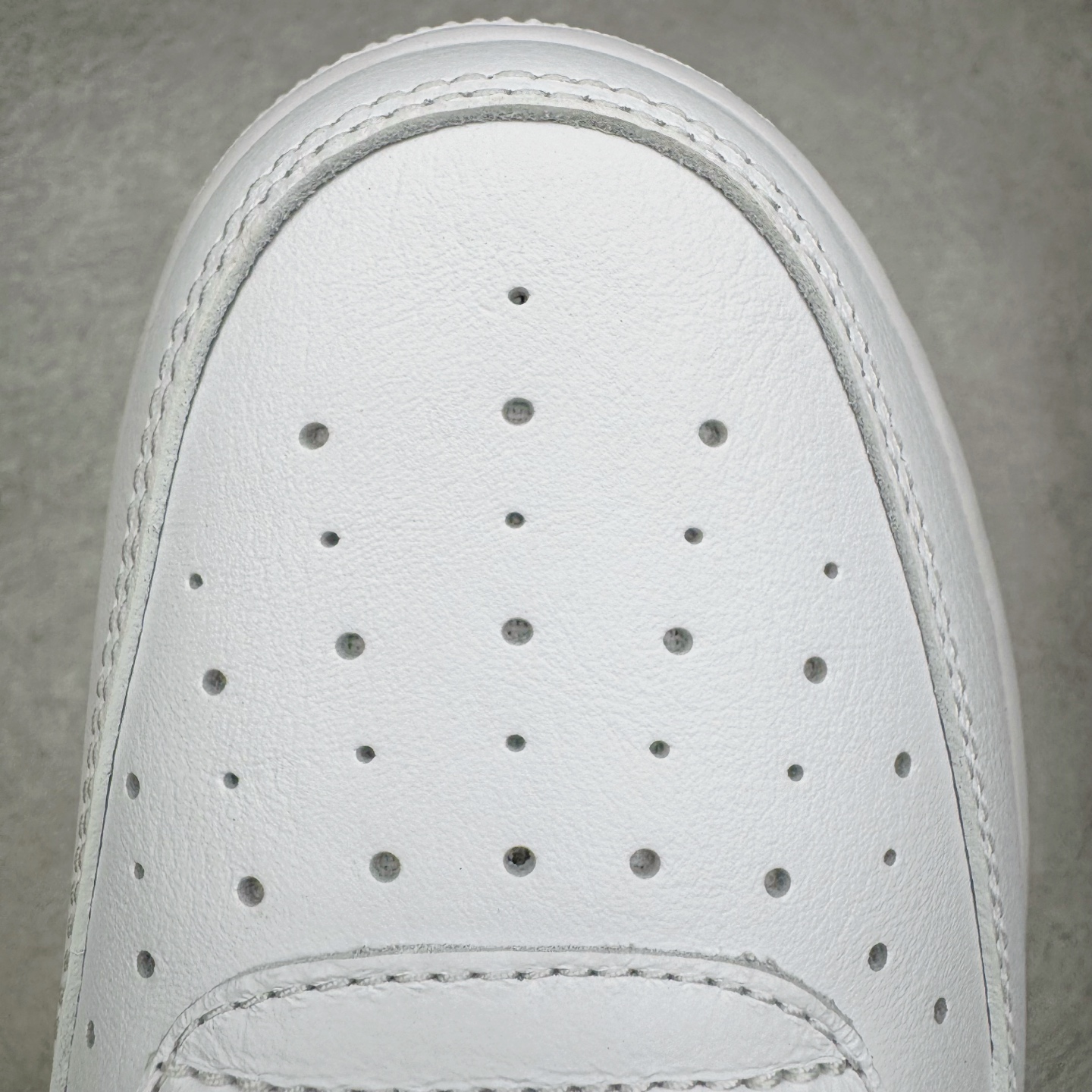 图片[20]-＃GX NOCTA x NK Air Force 1 Low \’07 空军一号低帮经典板鞋 Drake联名纯白 CZ8065-100 经典老鞋 完美复刻 不规则波浪大底咬花 全鞋电脑针车 工整有序 视觉效果满分 原厂拉帮手法 标准四线 密度针距针孔大小控制到位 原装反口里网布海绵 正确卡色网眼大小 新版鞋撑改用纸团代替 原厂港宝加持完美还原灵魂版型 原盒原配从里到外百分百还原 原厂全头层原厂皮料 原标原盒 内置Sole气垫 中底白色背胶 中底划线 已经无限的接近公司 原厂楦头 原厂刺绣 后跟弧度修正 独家私模最大开发到48.5 尺码：35.5 36 37.5 38 38.5 39 40 40.5 41 42 42.5 43 44 44.5 45 46 47.5 48.5-选品中心