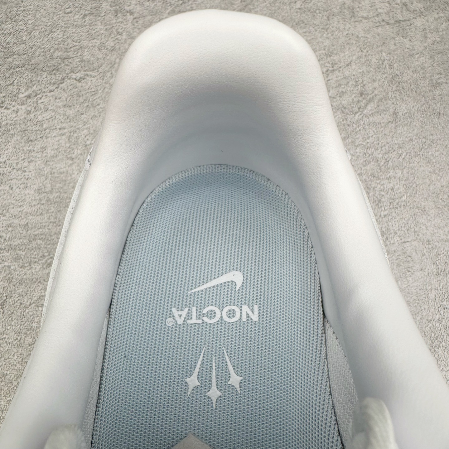 图片[14]-＃GX NOCTA x NK Air Force 1 Low \’07 空军一号低帮经典板鞋 Drake联名纯白 CZ8065-100 经典老鞋 完美复刻 不规则波浪大底咬花 全鞋电脑针车 工整有序 视觉效果满分 原厂拉帮手法 标准四线 密度针距针孔大小控制到位 原装反口里网布海绵 正确卡色网眼大小 新版鞋撑改用纸团代替 原厂港宝加持完美还原灵魂版型 原盒原配从里到外百分百还原 原厂全头层原厂皮料 原标原盒 内置Sole气垫 中底白色背胶 中底划线 已经无限的接近公司 原厂楦头 原厂刺绣 后跟弧度修正 独家私模最大开发到48.5 尺码：35.5 36 37.5 38 38.5 39 40 40.5 41 42 42.5 43 44 44.5 45 46 47.5 48.5-选品中心