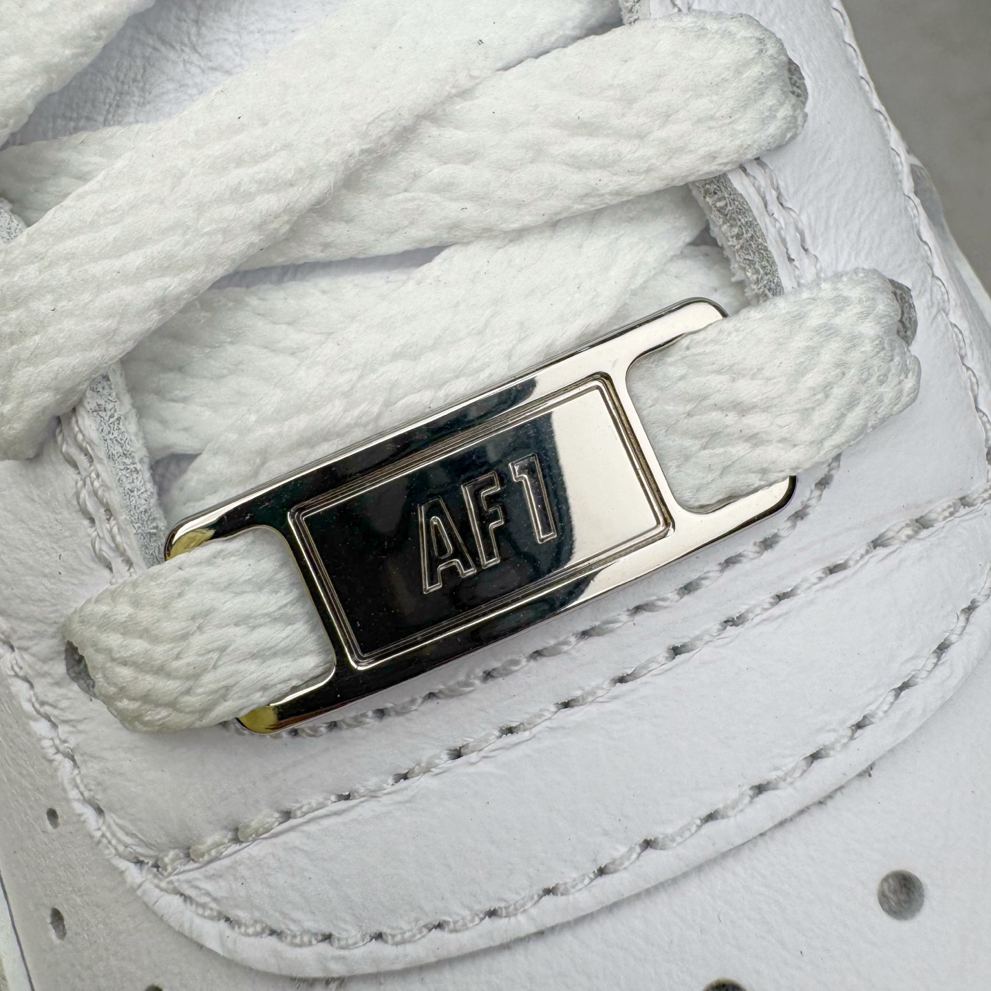 图片[18]-＃GX NOCTA x NK Air Force 1 Low \’07 空军一号低帮经典板鞋 Drake联名纯白 CZ8065-100 经典老鞋 完美复刻 不规则波浪大底咬花 全鞋电脑针车 工整有序 视觉效果满分 原厂拉帮手法 标准四线 密度针距针孔大小控制到位 原装反口里网布海绵 正确卡色网眼大小 新版鞋撑改用纸团代替 原厂港宝加持完美还原灵魂版型 原盒原配从里到外百分百还原 原厂全头层原厂皮料 原标原盒 内置Sole气垫 中底白色背胶 中底划线 已经无限的接近公司 原厂楦头 原厂刺绣 后跟弧度修正 独家私模最大开发到48.5 尺码：35.5 36 37.5 38 38.5 39 40 40.5 41 42 42.5 43 44 44.5 45 46 47.5 48.5-选品中心