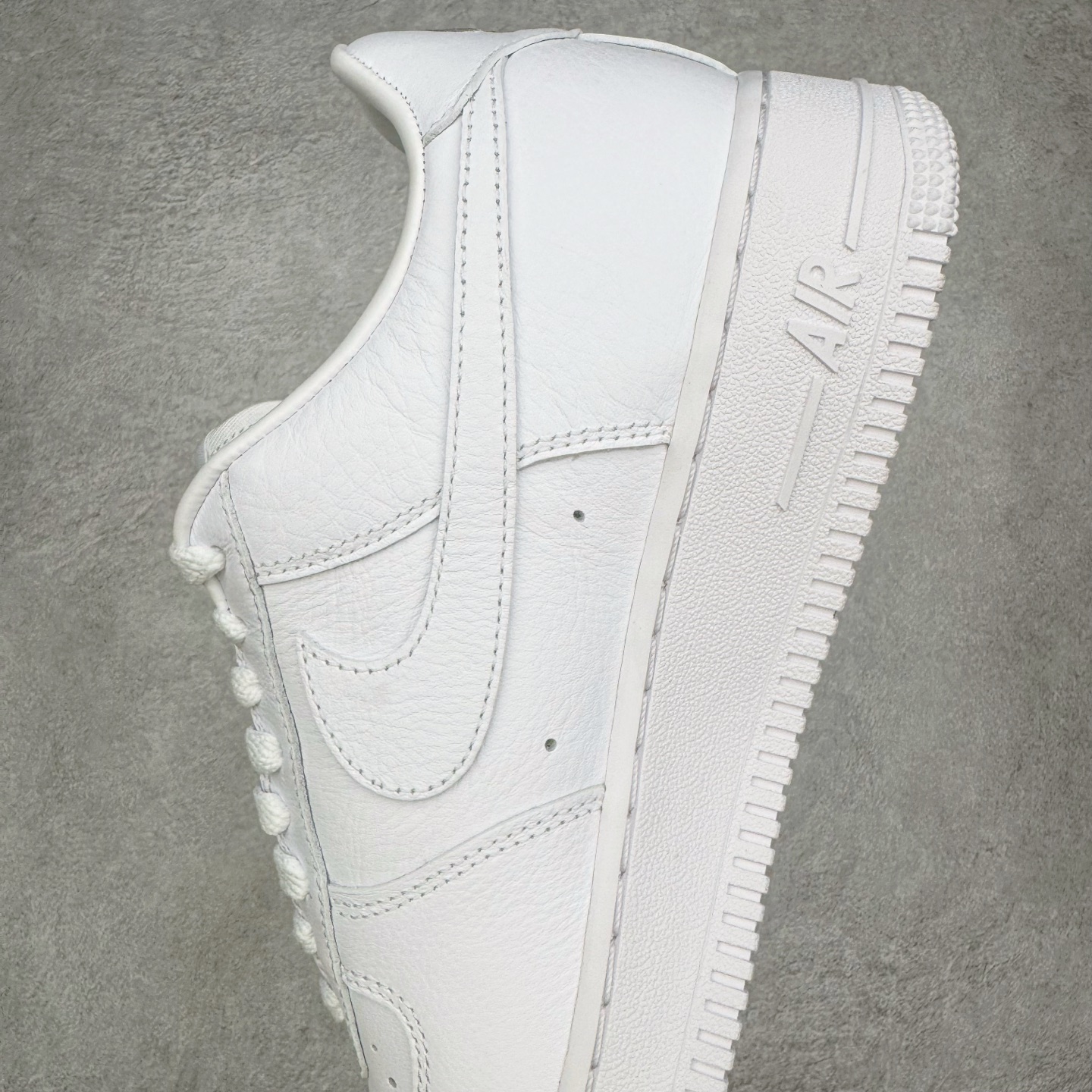 图片[7]-＃GX NOCTA x NK Air Force 1 Low \’07 空军一号低帮经典板鞋 Drake联名纯白 CZ8065-100 经典老鞋 完美复刻 不规则波浪大底咬花 全鞋电脑针车 工整有序 视觉效果满分 原厂拉帮手法 标准四线 密度针距针孔大小控制到位 原装反口里网布海绵 正确卡色网眼大小 新版鞋撑改用纸团代替 原厂港宝加持完美还原灵魂版型 原盒原配从里到外百分百还原 原厂全头层原厂皮料 原标原盒 内置Sole气垫 中底白色背胶 中底划线 已经无限的接近公司 原厂楦头 原厂刺绣 后跟弧度修正 独家私模最大开发到48.5 尺码：35.5 36 37.5 38 38.5 39 40 40.5 41 42 42.5 43 44 44.5 45 46 47.5 48.5-选品中心