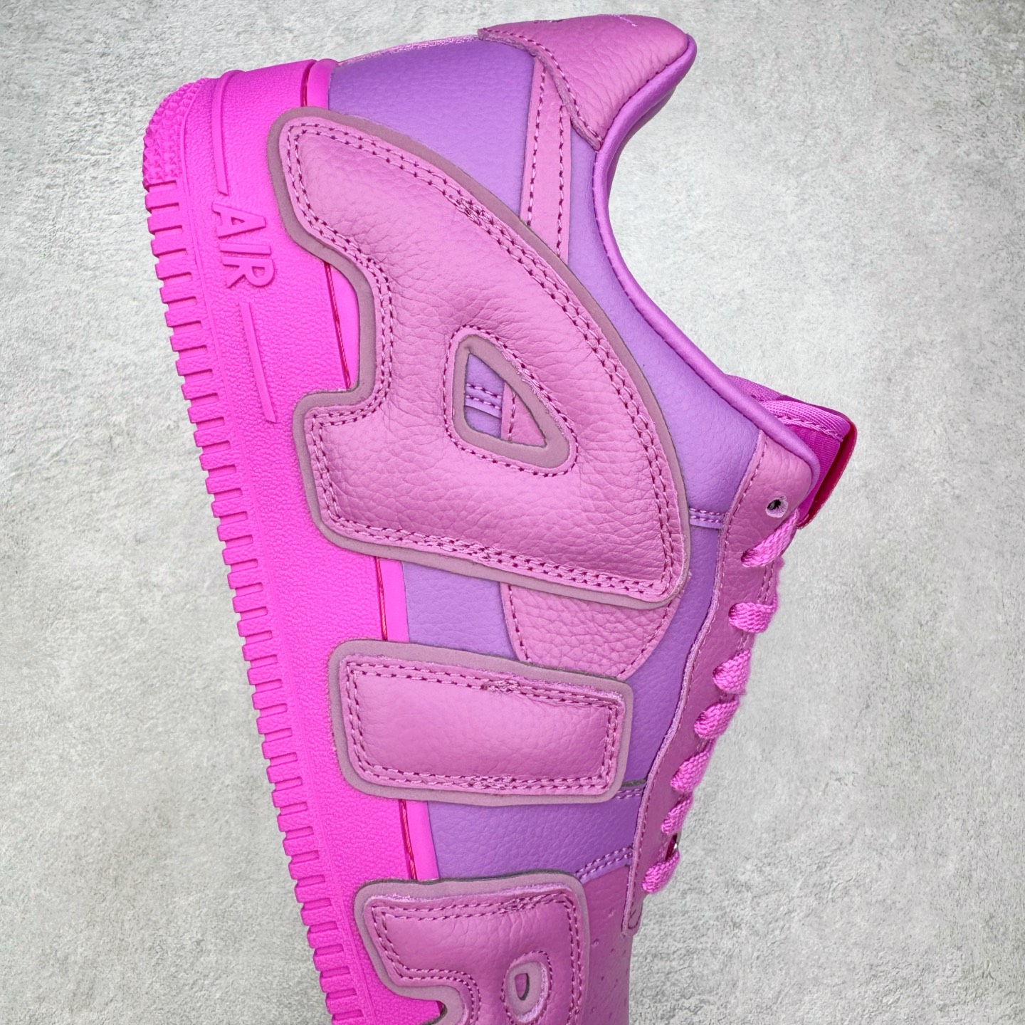 图片[6]-＃S2纯原 CPFM x NK Air Force 1 07 Low 空军一号系列低帮经典百搭休闲运动板鞋“联名放大补丁字母” FQ7069-500 近日，A$AP Bari 在其官方社交媒体上预告了 Cactus Plant Flea Market (CPFM) 和 Nike Air Force 1 Low 的全新配色。此次全新推出的紫色和苔藓绿配色，保留了原始黑白版本的标志性风格，均采用皮革鞋面、尼龙鞋舌、带有反光底衬的「AIR SUNSHINE」及同色 AF1 橡胶鞋底。尺码：39 40 40.5 41 42 42.5 43 44 44.5 45 46 47.5 48.5-选品中心