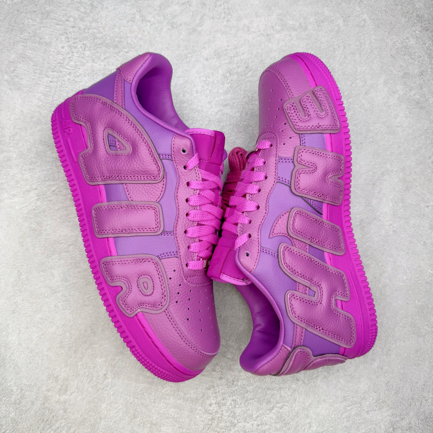 图片[3]-＃S2纯原 CPFM x NK Air Force 1 07 Low 空军一号系列低帮经典百搭休闲运动板鞋“联名放大补丁字母” FQ7069-500 近日，A$AP Bari 在其官方社交媒体上预告了 Cactus Plant Flea Market (CPFM) 和 Nike Air Force 1 Low 的全新配色。此次全新推出的紫色和苔藓绿配色，保留了原始黑白版本的标志性风格，均采用皮革鞋面、尼龙鞋舌、带有反光底衬的「AIR SUNSHINE」及同色 AF1 橡胶鞋底。尺码：39 40 40.5 41 42 42.5 43 44 44.5 45 46 47.5 48.5-选品中心