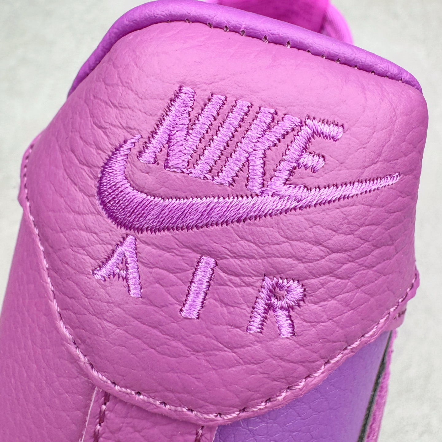 图片[18]-＃S2纯原 CPFM x NK Air Force 1 07 Low 空军一号系列低帮经典百搭休闲运动板鞋“联名放大补丁字母” FQ7069-500 近日，A$AP Bari 在其官方社交媒体上预告了 Cactus Plant Flea Market (CPFM) 和 Nike Air Force 1 Low 的全新配色。此次全新推出的紫色和苔藓绿配色，保留了原始黑白版本的标志性风格，均采用皮革鞋面、尼龙鞋舌、带有反光底衬的「AIR SUNSHINE」及同色 AF1 橡胶鞋底。尺码：39 40 40.5 41 42 42.5 43 44 44.5 45 46 47.5 48.5-选品中心