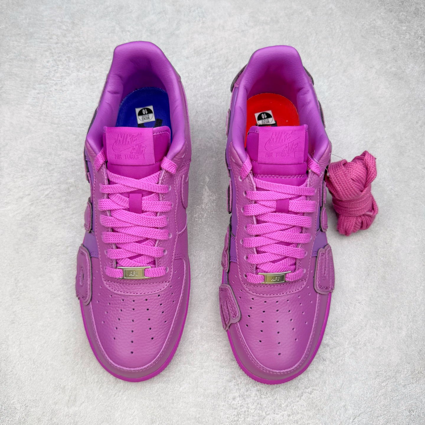 图片[2]-＃S2纯原 CPFM x NK Air Force 1 07 Low 空军一号系列低帮经典百搭休闲运动板鞋“联名放大补丁字母” FQ7069-500 近日，A$AP Bari 在其官方社交媒体上预告了 Cactus Plant Flea Market (CPFM) 和 Nike Air Force 1 Low 的全新配色。此次全新推出的紫色和苔藓绿配色，保留了原始黑白版本的标志性风格，均采用皮革鞋面、尼龙鞋舌、带有反光底衬的「AIR SUNSHINE」及同色 AF1 橡胶鞋底。尺码：39 40 40.5 41 42 42.5 43 44 44.5 45 46 47.5 48.5-选品中心