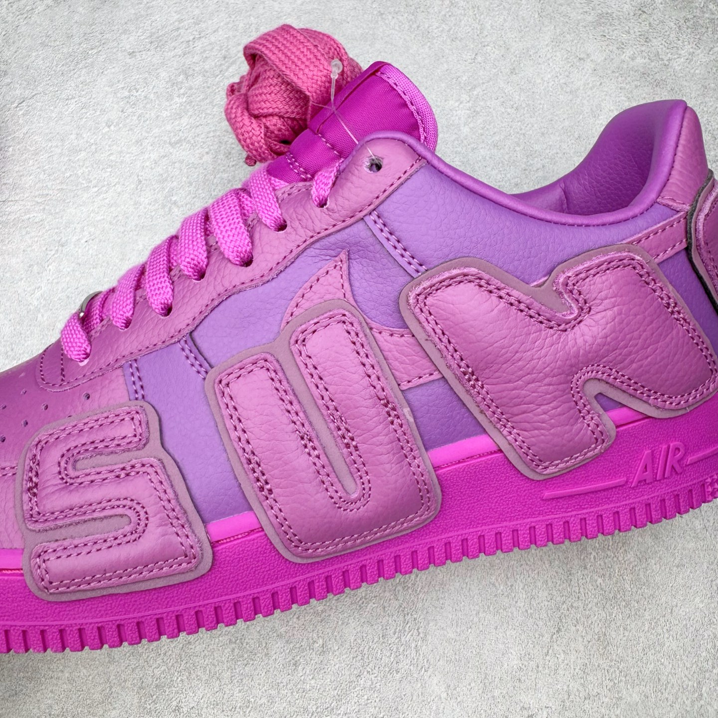 图片[10]-＃S2纯原 CPFM x NK Air Force 1 07 Low 空军一号系列低帮经典百搭休闲运动板鞋“联名放大补丁字母” FQ7069-500 近日，A$AP Bari 在其官方社交媒体上预告了 Cactus Plant Flea Market (CPFM) 和 Nike Air Force 1 Low 的全新配色。此次全新推出的紫色和苔藓绿配色，保留了原始黑白版本的标志性风格，均采用皮革鞋面、尼龙鞋舌、带有反光底衬的「AIR SUNSHINE」及同色 AF1 橡胶鞋底。尺码：39 40 40.5 41 42 42.5 43 44 44.5 45 46 47.5 48.5-选品中心