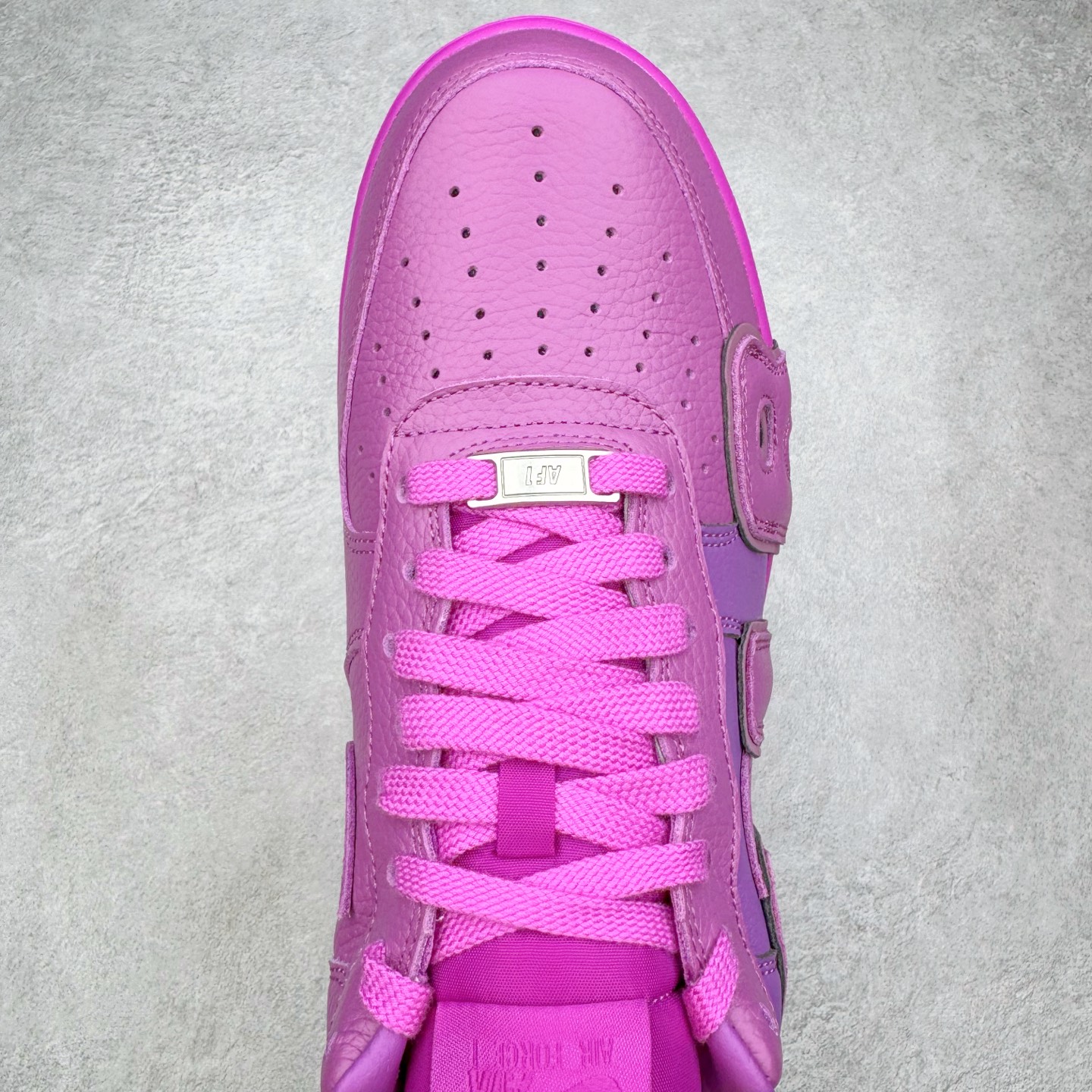 图片[4]-＃S2纯原 CPFM x NK Air Force 1 07 Low 空军一号系列低帮经典百搭休闲运动板鞋“联名放大补丁字母” FQ7069-500 近日，A$AP Bari 在其官方社交媒体上预告了 Cactus Plant Flea Market (CPFM) 和 Nike Air Force 1 Low 的全新配色。此次全新推出的紫色和苔藓绿配色，保留了原始黑白版本的标志性风格，均采用皮革鞋面、尼龙鞋舌、带有反光底衬的「AIR SUNSHINE」及同色 AF1 橡胶鞋底。尺码：39 40 40.5 41 42 42.5 43 44 44.5 45 46 47.5 48.5-选品中心