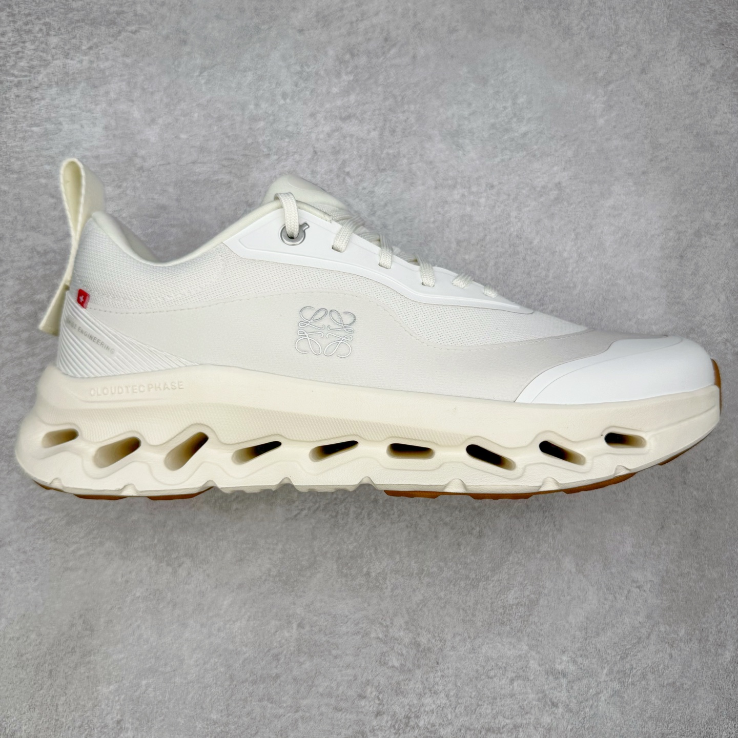 图片[6]-＃M纯原 LOEWE x On Cloudtilt 2.0 昂跑罗意威联名 圆头系带生活休闲鞋 此运动品牌 开创于2010年 缓震着陆、强效回弹、轻柔质感的设计构思始终是ON研制关键 与此同时基于“为全球提供革新性的跑步感受”信念 陆续推出了多款跑鞋及其以专业运动人体跑步工程学为设计关键的功能性跑步服饰设备 让跑者不费力气地畅快畅跑 尺码：36 36.5 37.5 38 38.5 39 40 40.5 41 42 42.5 43 44 44.5 45 46-选品中心