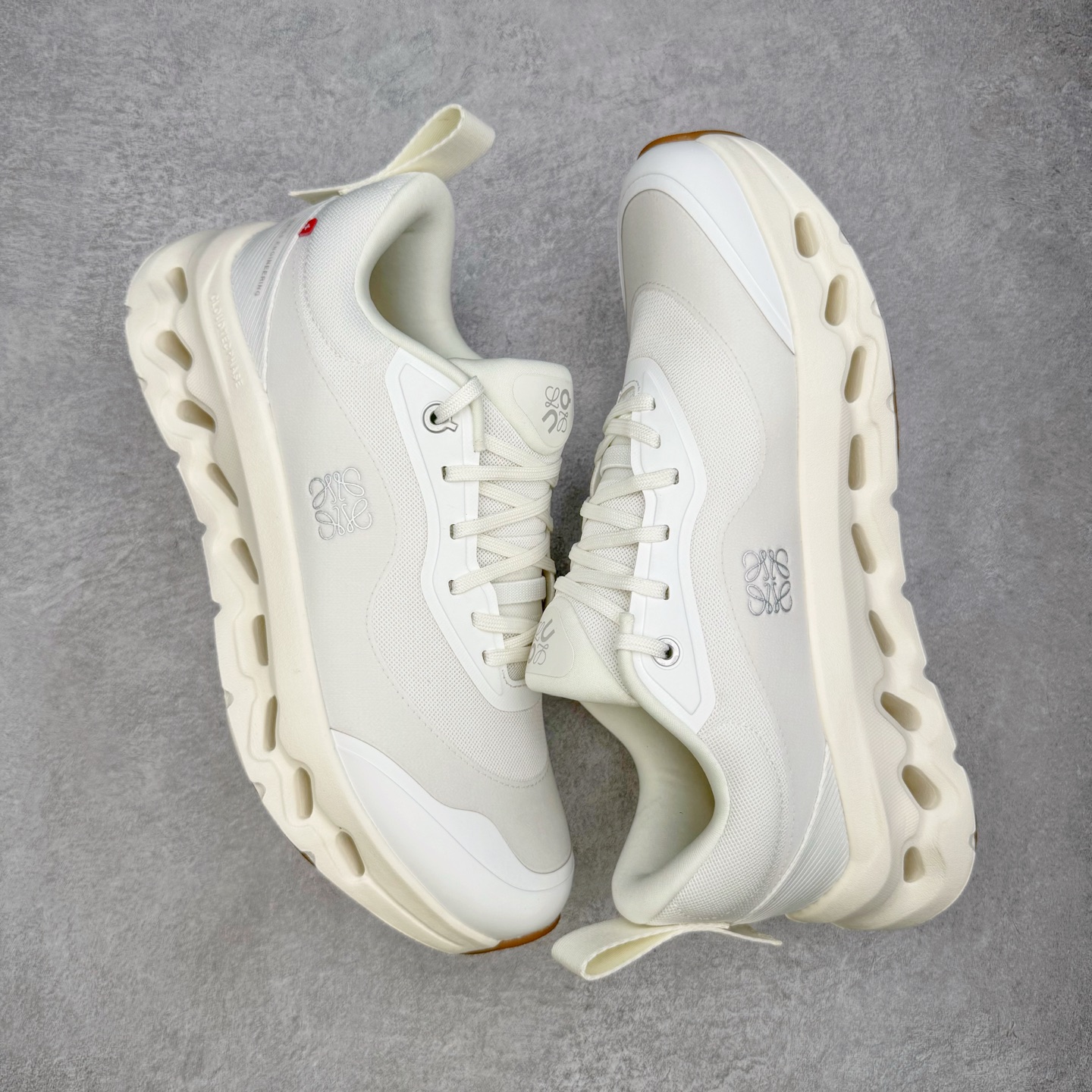 图片[3]-＃M纯原 LOEWE x On Cloudtilt 2.0 昂跑罗意威联名 圆头系带生活休闲鞋 此运动品牌 开创于2010年 缓震着陆、强效回弹、轻柔质感的设计构思始终是ON研制关键 与此同时基于“为全球提供革新性的跑步感受”信念 陆续推出了多款跑鞋及其以专业运动人体跑步工程学为设计关键的功能性跑步服饰设备 让跑者不费力气地畅快畅跑 尺码：36 36.5 37.5 38 38.5 39 40 40.5 41 42 42.5 43 44 44.5 45 46-选品中心