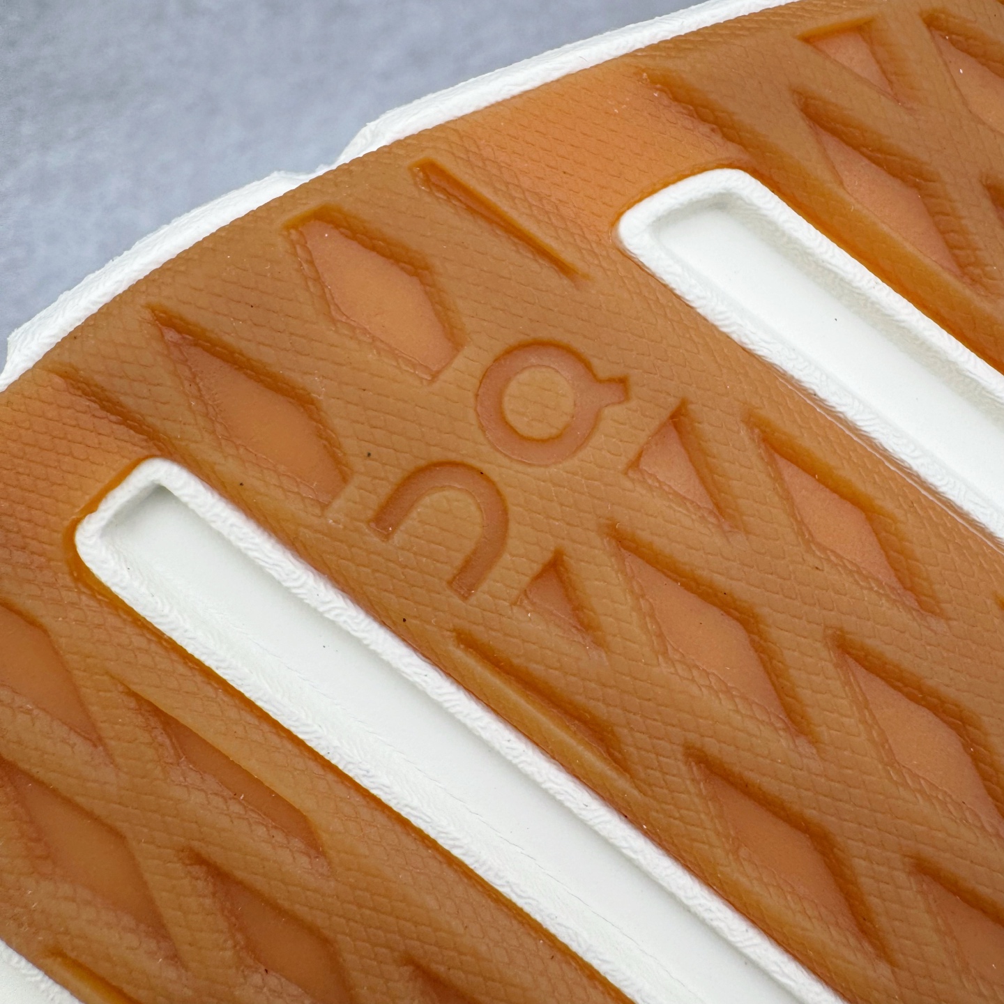 图片[21]-＃M纯原 LOEWE x On Cloudtilt 2.0 昂跑罗意威联名 圆头系带生活休闲鞋 此运动品牌 开创于2010年 缓震着陆、强效回弹、轻柔质感的设计构思始终是ON研制关键 与此同时基于“为全球提供革新性的跑步感受”信念 陆续推出了多款跑鞋及其以专业运动人体跑步工程学为设计关键的功能性跑步服饰设备 让跑者不费力气地畅快畅跑 尺码：36 36.5 37.5 38 38.5 39 40 40.5 41 42 42.5 43 44 44.5 45 46-选品中心