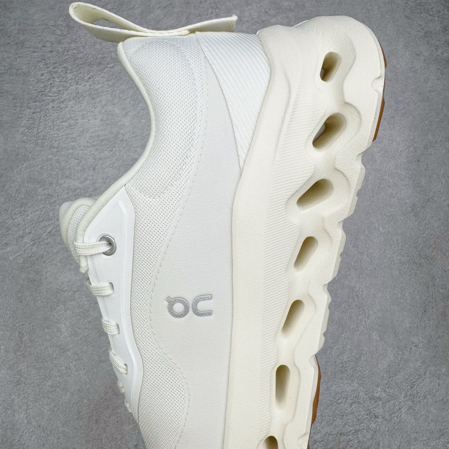 图片[7]-＃M纯原 LOEWE x On Cloudtilt 2.0 昂跑罗意威联名 圆头系带生活休闲鞋 此运动品牌 开创于2010年 缓震着陆、强效回弹、轻柔质感的设计构思始终是ON研制关键 与此同时基于“为全球提供革新性的跑步感受”信念 陆续推出了多款跑鞋及其以专业运动人体跑步工程学为设计关键的功能性跑步服饰设备 让跑者不费力气地畅快畅跑 尺码：36 36.5 37.5 38 38.5 39 40 40.5 41 42 42.5 43 44 44.5 45 46-选品中心