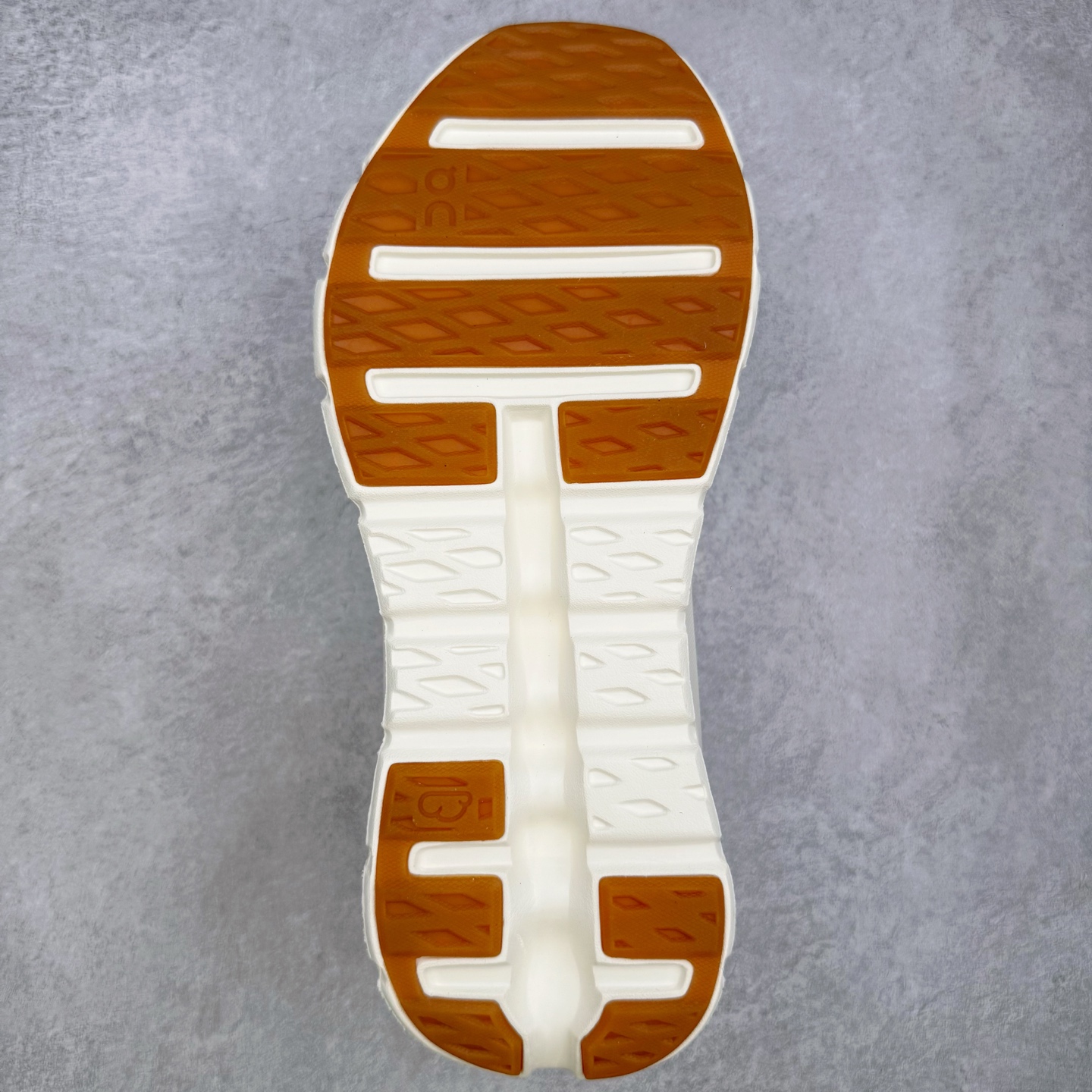 图片[9]-＃M纯原 LOEWE x On Cloudtilt 2.0 昂跑罗意威联名 圆头系带生活休闲鞋 此运动品牌 开创于2010年 缓震着陆、强效回弹、轻柔质感的设计构思始终是ON研制关键 与此同时基于“为全球提供革新性的跑步感受”信念 陆续推出了多款跑鞋及其以专业运动人体跑步工程学为设计关键的功能性跑步服饰设备 让跑者不费力气地畅快畅跑 尺码：36 36.5 37.5 38 38.5 39 40 40.5 41 42 42.5 43 44 44.5 45 46-选品中心