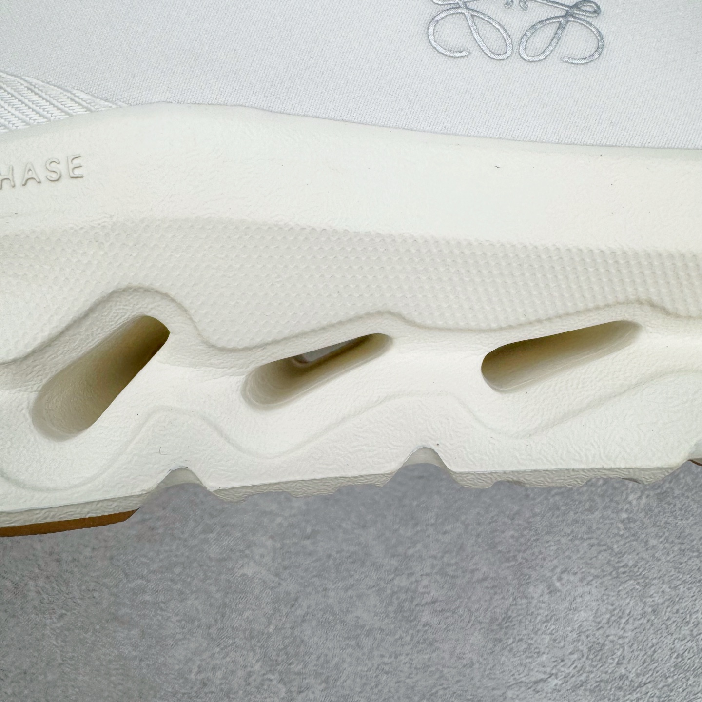 图片[20]-＃M纯原 LOEWE x On Cloudtilt 2.0 昂跑罗意威联名 圆头系带生活休闲鞋 此运动品牌 开创于2010年 缓震着陆、强效回弹、轻柔质感的设计构思始终是ON研制关键 与此同时基于“为全球提供革新性的跑步感受”信念 陆续推出了多款跑鞋及其以专业运动人体跑步工程学为设计关键的功能性跑步服饰设备 让跑者不费力气地畅快畅跑 尺码：36 36.5 37.5 38 38.5 39 40 40.5 41 42 42.5 43 44 44.5 45 46-选品中心