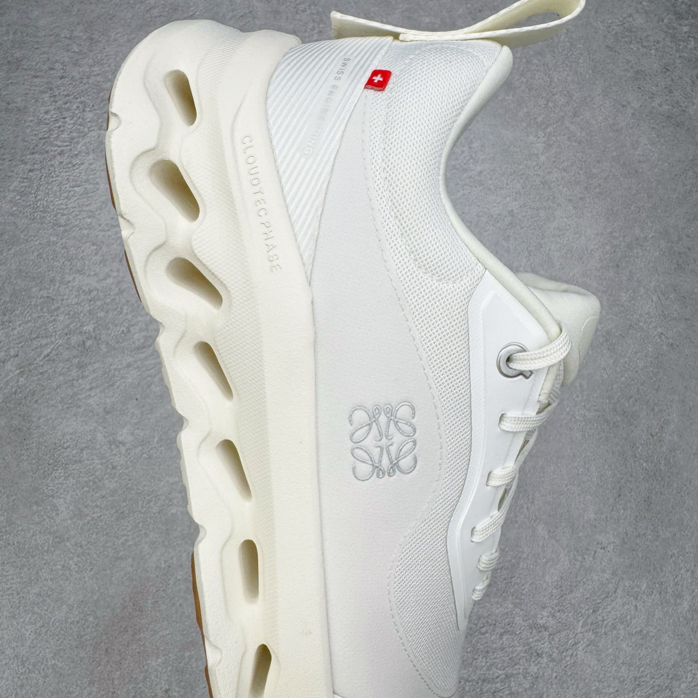 图片[6]-＃M纯原 LOEWE x On Cloudtilt 2.0 昂跑罗意威联名 圆头系带生活休闲鞋 此运动品牌 开创于2010年 缓震着陆、强效回弹、轻柔质感的设计构思始终是ON研制关键 与此同时基于“为全球提供革新性的跑步感受”信念 陆续推出了多款跑鞋及其以专业运动人体跑步工程学为设计关键的功能性跑步服饰设备 让跑者不费力气地畅快畅跑 尺码：36 36.5 37.5 38 38.5 39 40 40.5 41 42 42.5 43 44 44.5 45 46-选品中心