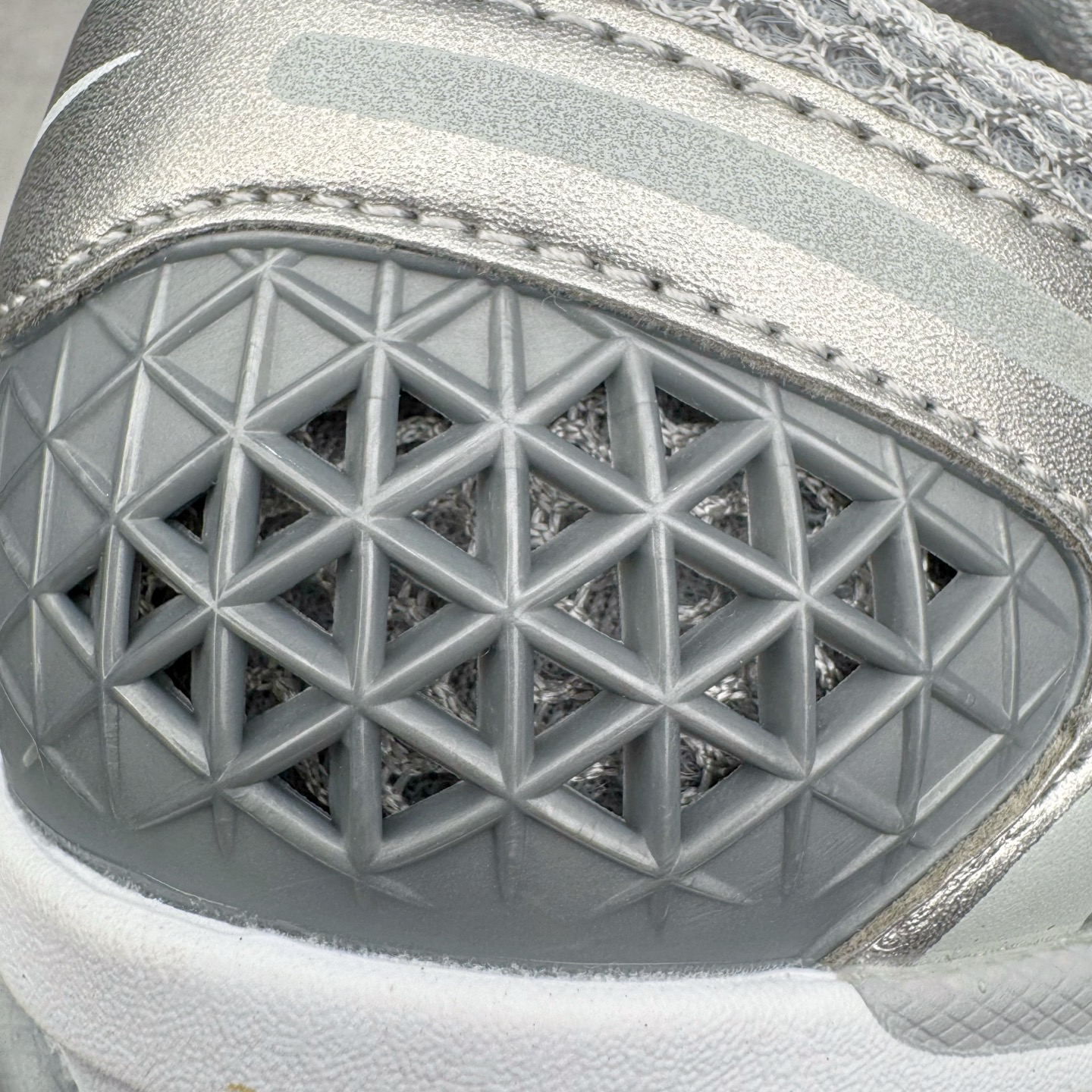 图片[16]-＃HP纯原 NK Air Zoom Vomero 5 经典复古潮流运动跑鞋 FJ4151-003 原装纸板楦头开发 独家私模八层组合大底 市场唯一正确版本 进口三文治网面 融蕴繁复设计风范和丰富层次感 缔造运动鞋佳选 助你轻松型出范 开辟独属于自己的路 鞋款采用多层设计 融入织物与合成材质 塑就本季出众鞋款 合成材质与织物组合鞋面 经久耐穿 后跟网眼拼接和透气孔设计 轻盈透气Zoom Air缓震配置提供出色回弹缓震性能 实现快速离地的出众脚感 巧糅科技感和低调设计 为鞋款注入反光细节 令你迈步间尽显闪耀魅力 结合中性色调 让你驾驭不同穿搭 打造非凡造型 尺码：36 36.5 37.5 38 38.5 39 40 40.5 41 42 42.5 43 44 44.5 45 46-选品中心