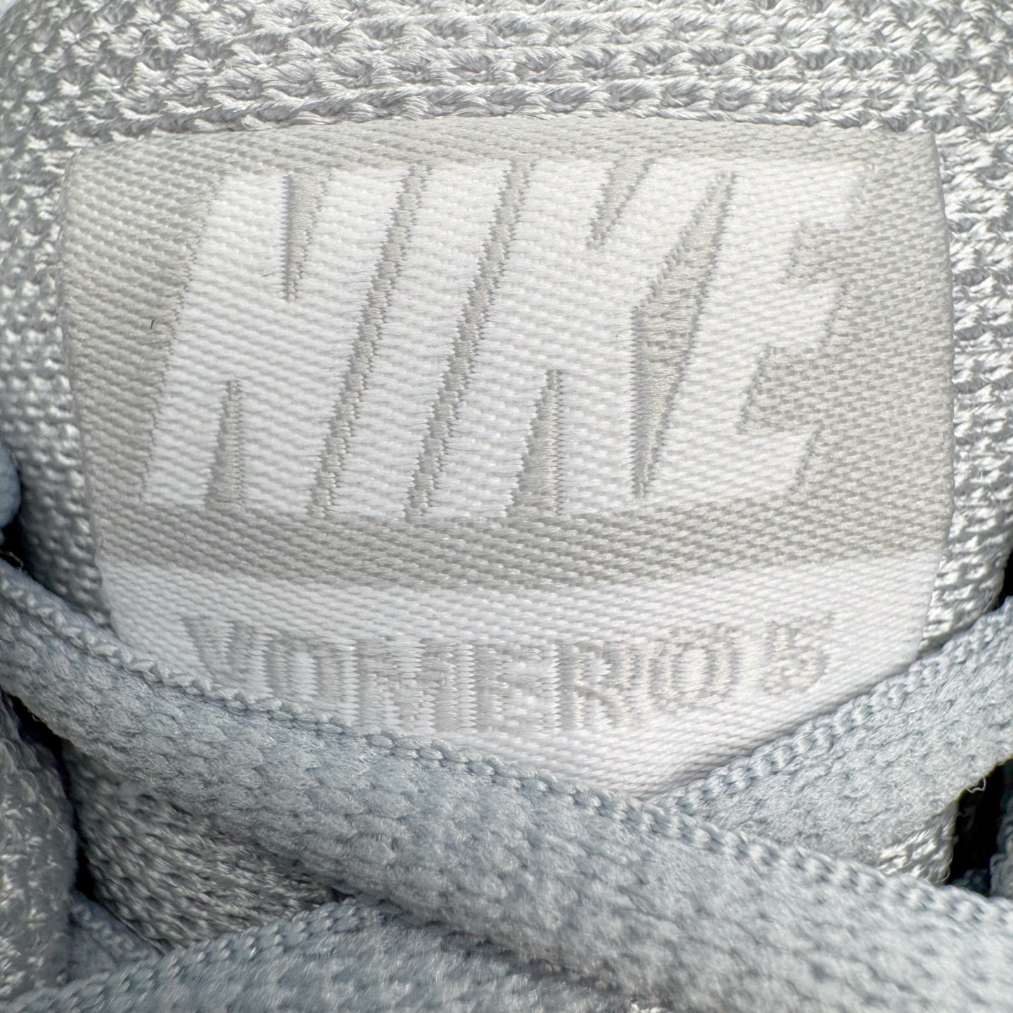 图片[21]-＃HP纯原 NK Air Zoom Vomero 5 经典复古潮流运动跑鞋 FJ4151-003 原装纸板楦头开发 独家私模八层组合大底 市场唯一正确版本 进口三文治网面 融蕴繁复设计风范和丰富层次感 缔造运动鞋佳选 助你轻松型出范 开辟独属于自己的路 鞋款采用多层设计 融入织物与合成材质 塑就本季出众鞋款 合成材质与织物组合鞋面 经久耐穿 后跟网眼拼接和透气孔设计 轻盈透气Zoom Air缓震配置提供出色回弹缓震性能 实现快速离地的出众脚感 巧糅科技感和低调设计 为鞋款注入反光细节 令你迈步间尽显闪耀魅力 结合中性色调 让你驾驭不同穿搭 打造非凡造型 尺码：36 36.5 37.5 38 38.5 39 40 40.5 41 42 42.5 43 44 44.5 45 46-选品中心