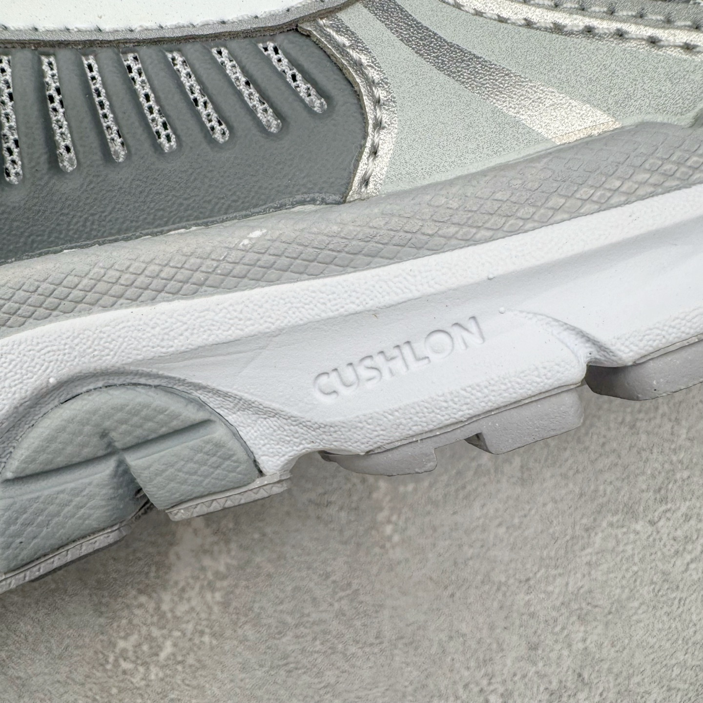 图片[18]-＃HP纯原 NK Air Zoom Vomero 5 经典复古潮流运动跑鞋 FJ4151-003 原装纸板楦头开发 独家私模八层组合大底 市场唯一正确版本 进口三文治网面 融蕴繁复设计风范和丰富层次感 缔造运动鞋佳选 助你轻松型出范 开辟独属于自己的路 鞋款采用多层设计 融入织物与合成材质 塑就本季出众鞋款 合成材质与织物组合鞋面 经久耐穿 后跟网眼拼接和透气孔设计 轻盈透气Zoom Air缓震配置提供出色回弹缓震性能 实现快速离地的出众脚感 巧糅科技感和低调设计 为鞋款注入反光细节 令你迈步间尽显闪耀魅力 结合中性色调 让你驾驭不同穿搭 打造非凡造型 尺码：36 36.5 37.5 38 38.5 39 40 40.5 41 42 42.5 43 44 44.5 45 46-选品中心