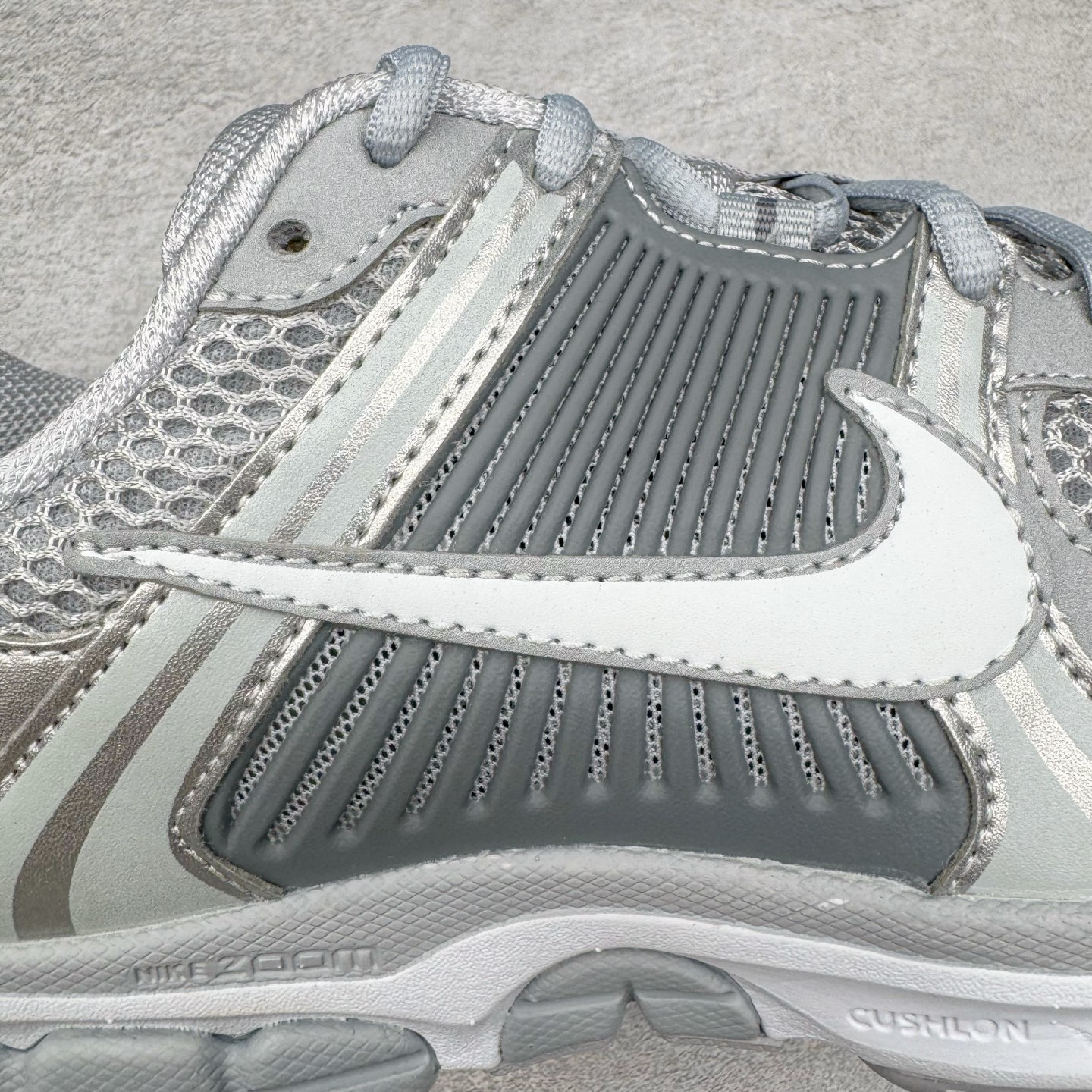 图片[19]-＃HP纯原 NK Air Zoom Vomero 5 经典复古潮流运动跑鞋 FJ4151-003 原装纸板楦头开发 独家私模八层组合大底 市场唯一正确版本 进口三文治网面 融蕴繁复设计风范和丰富层次感 缔造运动鞋佳选 助你轻松型出范 开辟独属于自己的路 鞋款采用多层设计 融入织物与合成材质 塑就本季出众鞋款 合成材质与织物组合鞋面 经久耐穿 后跟网眼拼接和透气孔设计 轻盈透气Zoom Air缓震配置提供出色回弹缓震性能 实现快速离地的出众脚感 巧糅科技感和低调设计 为鞋款注入反光细节 令你迈步间尽显闪耀魅力 结合中性色调 让你驾驭不同穿搭 打造非凡造型 尺码：36 36.5 37.5 38 38.5 39 40 40.5 41 42 42.5 43 44 44.5 45 46-选品中心