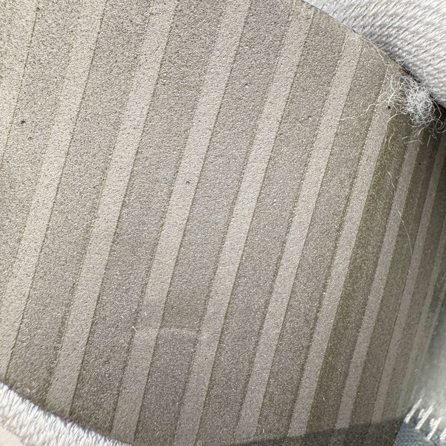 图片[12]-＃HP纯原 NK Air Zoom Vomero 5 经典复古潮流运动跑鞋 FJ4151-003 原装纸板楦头开发 独家私模八层组合大底 市场唯一正确版本 进口三文治网面 融蕴繁复设计风范和丰富层次感 缔造运动鞋佳选 助你轻松型出范 开辟独属于自己的路 鞋款采用多层设计 融入织物与合成材质 塑就本季出众鞋款 合成材质与织物组合鞋面 经久耐穿 后跟网眼拼接和透气孔设计 轻盈透气Zoom Air缓震配置提供出色回弹缓震性能 实现快速离地的出众脚感 巧糅科技感和低调设计 为鞋款注入反光细节 令你迈步间尽显闪耀魅力 结合中性色调 让你驾驭不同穿搭 打造非凡造型 尺码：36 36.5 37.5 38 38.5 39 40 40.5 41 42 42.5 43 44 44.5 45 46-选品中心