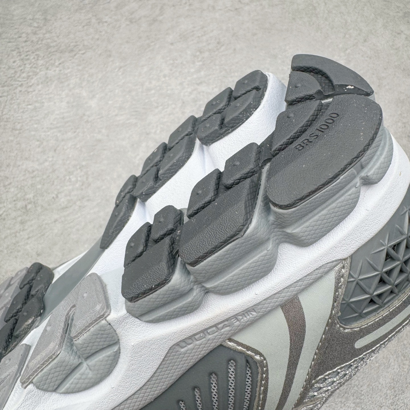 图片[10]-＃HP纯原 NK Air Zoom Vomero 5 经典复古潮流运动跑鞋 FJ4151-003 原装纸板楦头开发 独家私模八层组合大底 市场唯一正确版本 进口三文治网面 融蕴繁复设计风范和丰富层次感 缔造运动鞋佳选 助你轻松型出范 开辟独属于自己的路 鞋款采用多层设计 融入织物与合成材质 塑就本季出众鞋款 合成材质与织物组合鞋面 经久耐穿 后跟网眼拼接和透气孔设计 轻盈透气Zoom Air缓震配置提供出色回弹缓震性能 实现快速离地的出众脚感 巧糅科技感和低调设计 为鞋款注入反光细节 令你迈步间尽显闪耀魅力 结合中性色调 让你驾驭不同穿搭 打造非凡造型 尺码：36 36.5 37.5 38 38.5 39 40 40.5 41 42 42.5 43 44 44.5 45 46-选品中心