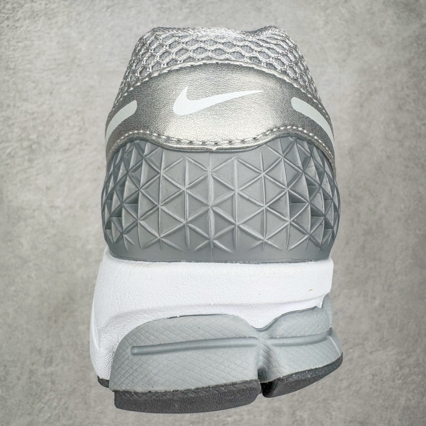 图片[8]-＃HP纯原 NK Air Zoom Vomero 5 经典复古潮流运动跑鞋 FJ4151-003 原装纸板楦头开发 独家私模八层组合大底 市场唯一正确版本 进口三文治网面 融蕴繁复设计风范和丰富层次感 缔造运动鞋佳选 助你轻松型出范 开辟独属于自己的路 鞋款采用多层设计 融入织物与合成材质 塑就本季出众鞋款 合成材质与织物组合鞋面 经久耐穿 后跟网眼拼接和透气孔设计 轻盈透气Zoom Air缓震配置提供出色回弹缓震性能 实现快速离地的出众脚感 巧糅科技感和低调设计 为鞋款注入反光细节 令你迈步间尽显闪耀魅力 结合中性色调 让你驾驭不同穿搭 打造非凡造型 尺码：36 36.5 37.5 38 38.5 39 40 40.5 41 42 42.5 43 44 44.5 45 46-选品中心