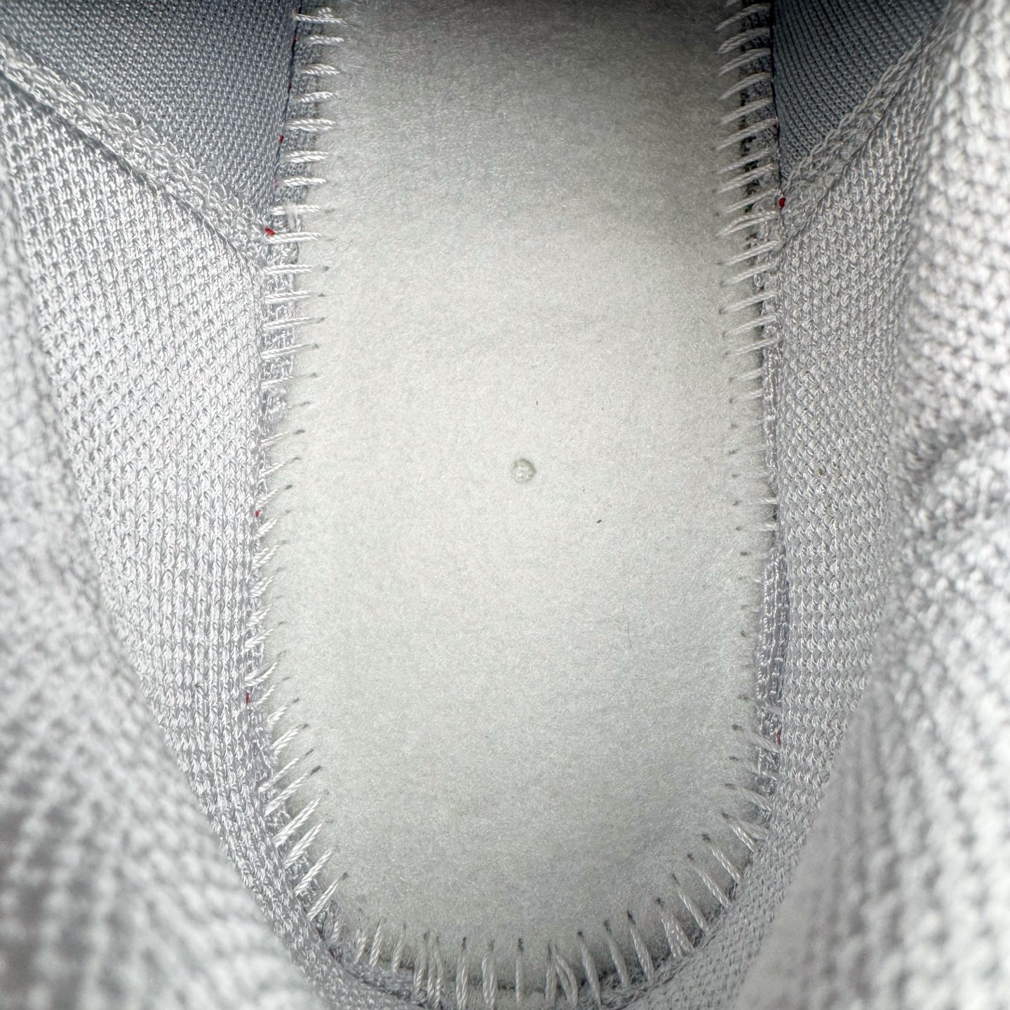 图片[11]-＃HP纯原 NK Air Zoom Vomero 5 经典复古潮流运动跑鞋 FJ4151-003 原装纸板楦头开发 独家私模八层组合大底 市场唯一正确版本 进口三文治网面 融蕴繁复设计风范和丰富层次感 缔造运动鞋佳选 助你轻松型出范 开辟独属于自己的路 鞋款采用多层设计 融入织物与合成材质 塑就本季出众鞋款 合成材质与织物组合鞋面 经久耐穿 后跟网眼拼接和透气孔设计 轻盈透气Zoom Air缓震配置提供出色回弹缓震性能 实现快速离地的出众脚感 巧糅科技感和低调设计 为鞋款注入反光细节 令你迈步间尽显闪耀魅力 结合中性色调 让你驾驭不同穿搭 打造非凡造型 尺码：36 36.5 37.5 38 38.5 39 40 40.5 41 42 42.5 43 44 44.5 45 46-选品中心