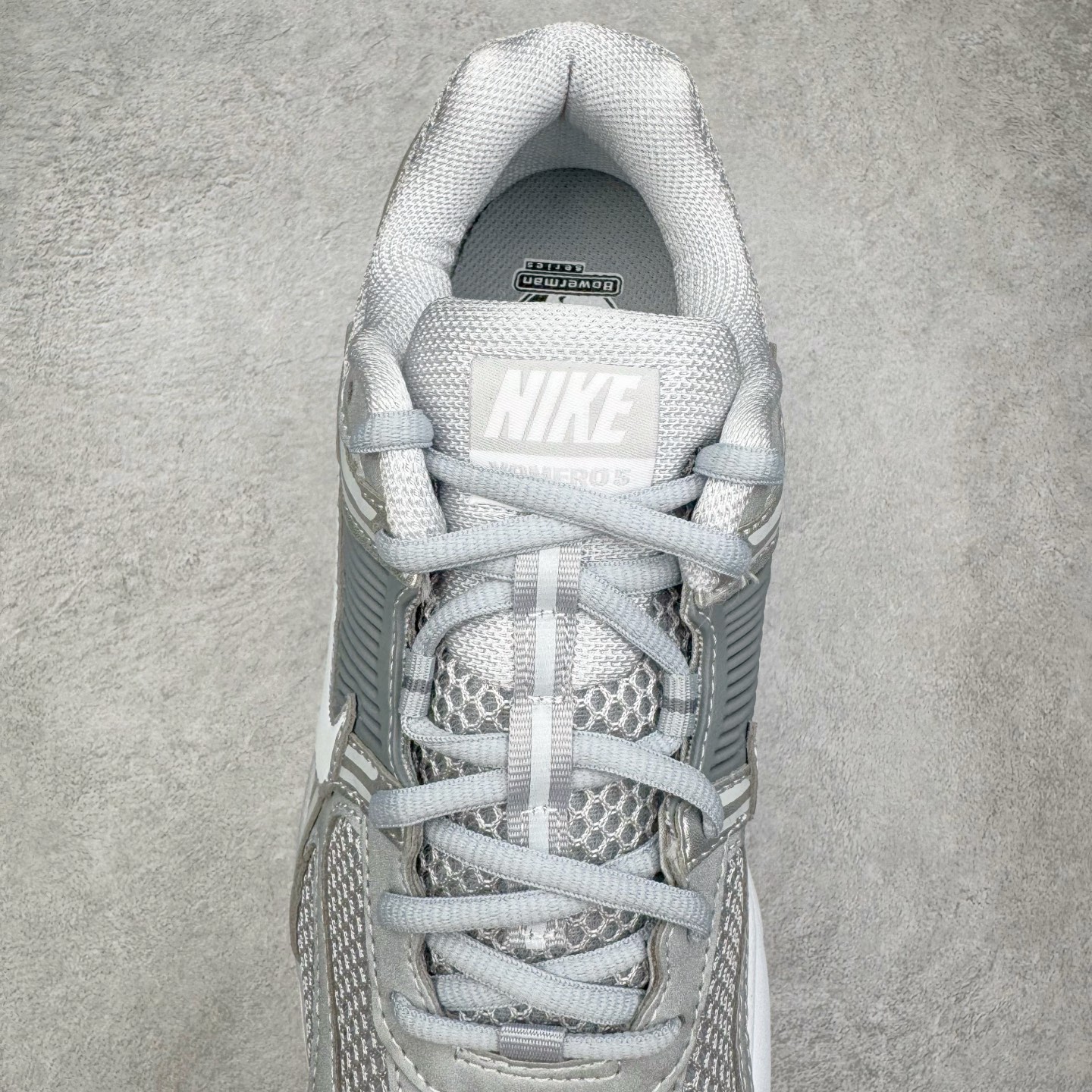 图片[5]-＃HP纯原 NK Air Zoom Vomero 5 经典复古潮流运动跑鞋 FJ4151-003 原装纸板楦头开发 独家私模八层组合大底 市场唯一正确版本 进口三文治网面 融蕴繁复设计风范和丰富层次感 缔造运动鞋佳选 助你轻松型出范 开辟独属于自己的路 鞋款采用多层设计 融入织物与合成材质 塑就本季出众鞋款 合成材质与织物组合鞋面 经久耐穿 后跟网眼拼接和透气孔设计 轻盈透气Zoom Air缓震配置提供出色回弹缓震性能 实现快速离地的出众脚感 巧糅科技感和低调设计 为鞋款注入反光细节 令你迈步间尽显闪耀魅力 结合中性色调 让你驾驭不同穿搭 打造非凡造型 尺码：36 36.5 37.5 38 38.5 39 40 40.5 41 42 42.5 43 44 44.5 45 46-选品中心