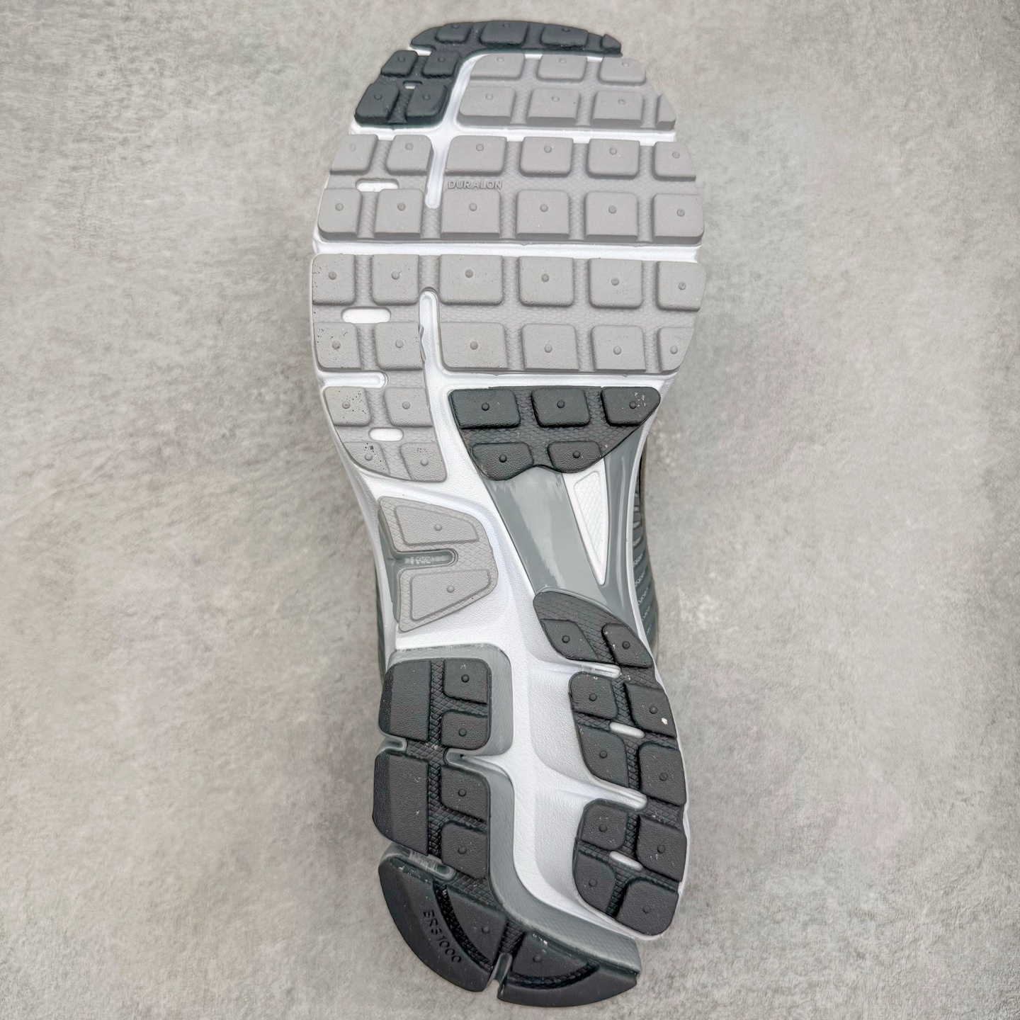 图片[9]-＃HP纯原 NK Air Zoom Vomero 5 经典复古潮流运动跑鞋 FJ4151-003 原装纸板楦头开发 独家私模八层组合大底 市场唯一正确版本 进口三文治网面 融蕴繁复设计风范和丰富层次感 缔造运动鞋佳选 助你轻松型出范 开辟独属于自己的路 鞋款采用多层设计 融入织物与合成材质 塑就本季出众鞋款 合成材质与织物组合鞋面 经久耐穿 后跟网眼拼接和透气孔设计 轻盈透气Zoom Air缓震配置提供出色回弹缓震性能 实现快速离地的出众脚感 巧糅科技感和低调设计 为鞋款注入反光细节 令你迈步间尽显闪耀魅力 结合中性色调 让你驾驭不同穿搭 打造非凡造型 尺码：36 36.5 37.5 38 38.5 39 40 40.5 41 42 42.5 43 44 44.5 45 46-选品中心