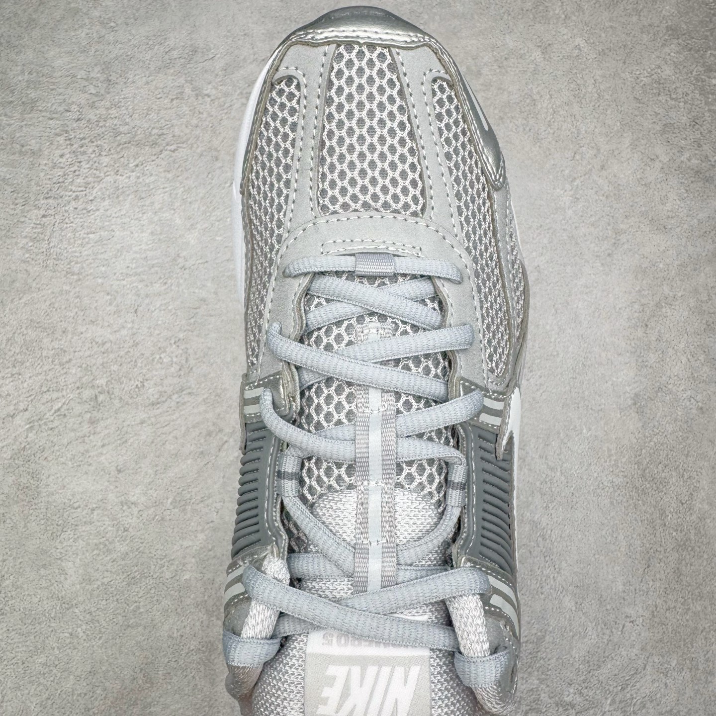 图片[4]-＃HP纯原 NK Air Zoom Vomero 5 经典复古潮流运动跑鞋 FJ4151-003 原装纸板楦头开发 独家私模八层组合大底 市场唯一正确版本 进口三文治网面 融蕴繁复设计风范和丰富层次感 缔造运动鞋佳选 助你轻松型出范 开辟独属于自己的路 鞋款采用多层设计 融入织物与合成材质 塑就本季出众鞋款 合成材质与织物组合鞋面 经久耐穿 后跟网眼拼接和透气孔设计 轻盈透气Zoom Air缓震配置提供出色回弹缓震性能 实现快速离地的出众脚感 巧糅科技感和低调设计 为鞋款注入反光细节 令你迈步间尽显闪耀魅力 结合中性色调 让你驾驭不同穿搭 打造非凡造型 尺码：36 36.5 37.5 38 38.5 39 40 40.5 41 42 42.5 43 44 44.5 45 46-选品中心