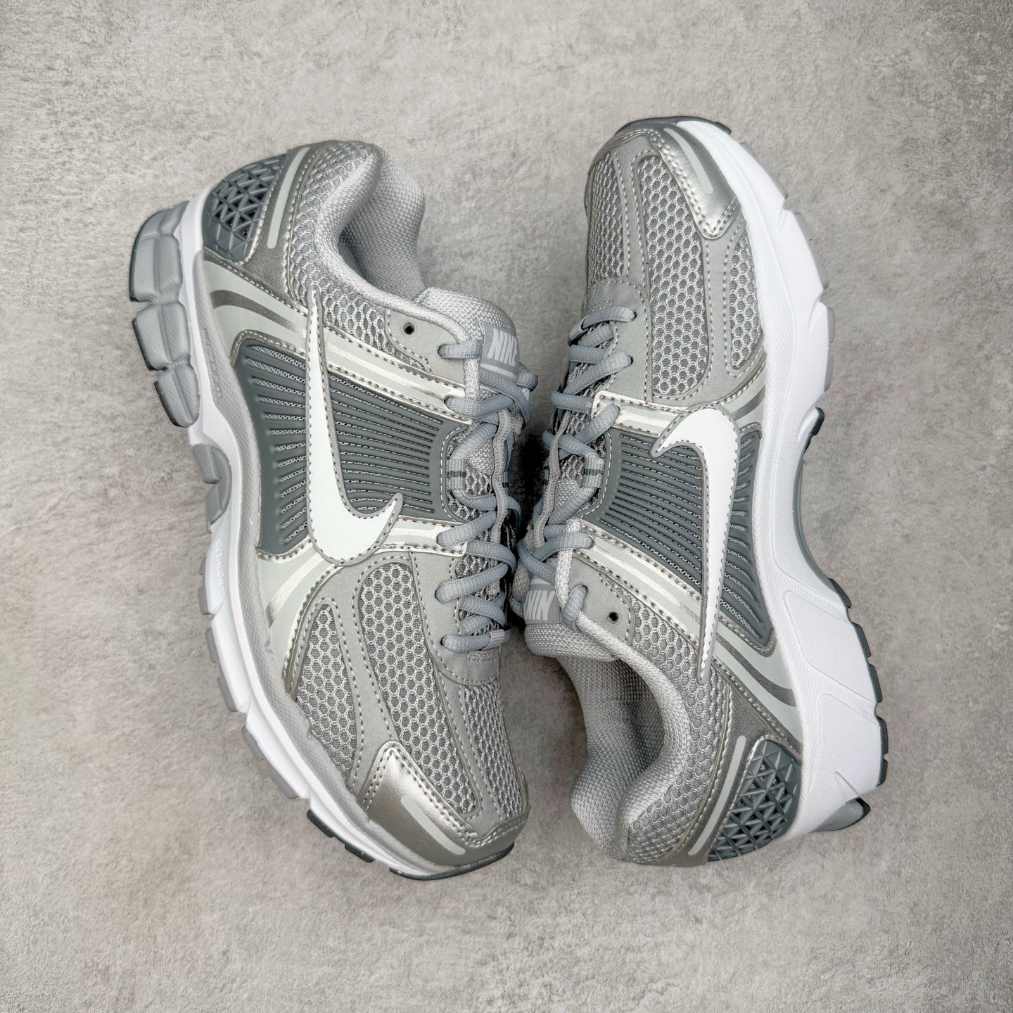 图片[3]-＃HP纯原 NK Air Zoom Vomero 5 经典复古潮流运动跑鞋 FJ4151-003 原装纸板楦头开发 独家私模八层组合大底 市场唯一正确版本 进口三文治网面 融蕴繁复设计风范和丰富层次感 缔造运动鞋佳选 助你轻松型出范 开辟独属于自己的路 鞋款采用多层设计 融入织物与合成材质 塑就本季出众鞋款 合成材质与织物组合鞋面 经久耐穿 后跟网眼拼接和透气孔设计 轻盈透气Zoom Air缓震配置提供出色回弹缓震性能 实现快速离地的出众脚感 巧糅科技感和低调设计 为鞋款注入反光细节 令你迈步间尽显闪耀魅力 结合中性色调 让你驾驭不同穿搭 打造非凡造型 尺码：36 36.5 37.5 38 38.5 39 40 40.5 41 42 42.5 43 44 44.5 45 46-选品中心