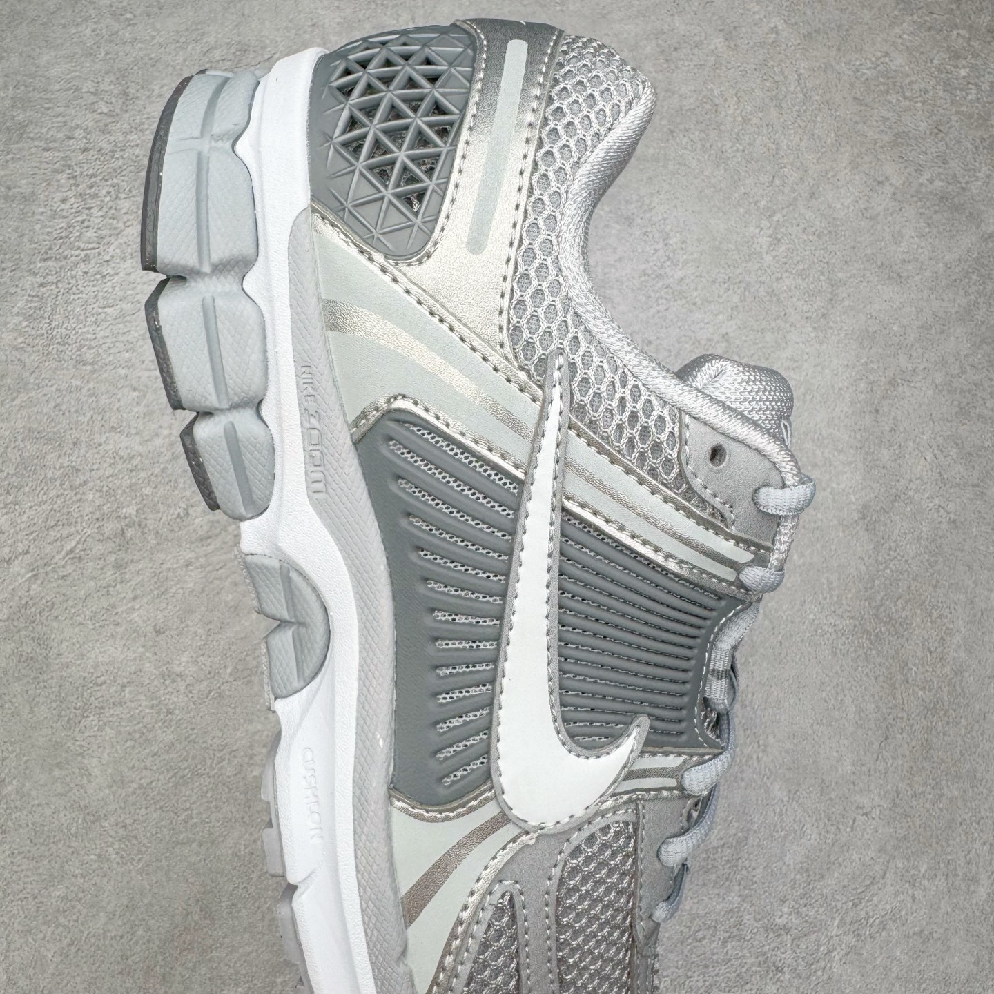 图片[6]-＃HP纯原 NK Air Zoom Vomero 5 经典复古潮流运动跑鞋 FJ4151-003 原装纸板楦头开发 独家私模八层组合大底 市场唯一正确版本 进口三文治网面 融蕴繁复设计风范和丰富层次感 缔造运动鞋佳选 助你轻松型出范 开辟独属于自己的路 鞋款采用多层设计 融入织物与合成材质 塑就本季出众鞋款 合成材质与织物组合鞋面 经久耐穿 后跟网眼拼接和透气孔设计 轻盈透气Zoom Air缓震配置提供出色回弹缓震性能 实现快速离地的出众脚感 巧糅科技感和低调设计 为鞋款注入反光细节 令你迈步间尽显闪耀魅力 结合中性色调 让你驾驭不同穿搭 打造非凡造型 尺码：36 36.5 37.5 38 38.5 39 40 40.5 41 42 42.5 43 44 44.5 45 46-选品中心