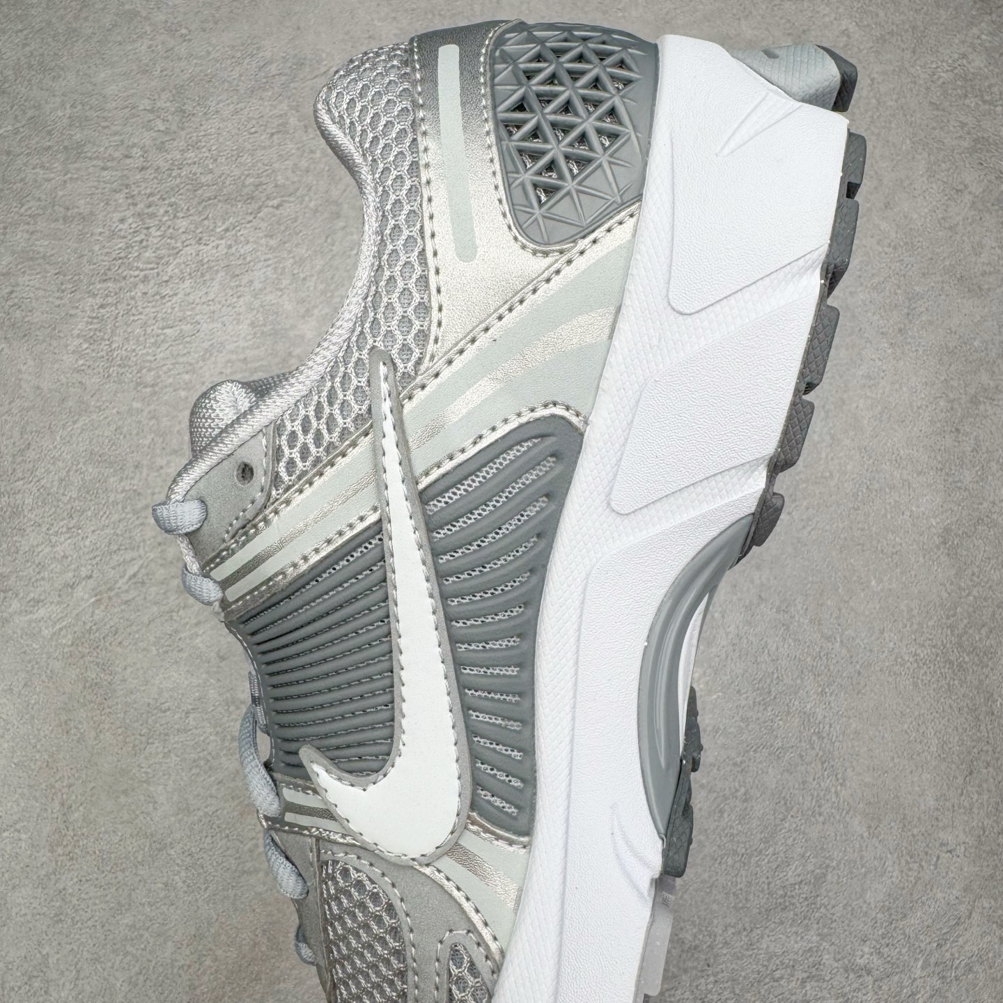 图片[7]-＃HP纯原 NK Air Zoom Vomero 5 经典复古潮流运动跑鞋 FJ4151-003 原装纸板楦头开发 独家私模八层组合大底 市场唯一正确版本 进口三文治网面 融蕴繁复设计风范和丰富层次感 缔造运动鞋佳选 助你轻松型出范 开辟独属于自己的路 鞋款采用多层设计 融入织物与合成材质 塑就本季出众鞋款 合成材质与织物组合鞋面 经久耐穿 后跟网眼拼接和透气孔设计 轻盈透气Zoom Air缓震配置提供出色回弹缓震性能 实现快速离地的出众脚感 巧糅科技感和低调设计 为鞋款注入反光细节 令你迈步间尽显闪耀魅力 结合中性色调 让你驾驭不同穿搭 打造非凡造型 尺码：36 36.5 37.5 38 38.5 39 40 40.5 41 42 42.5 43 44 44.5 45 46-选品中心