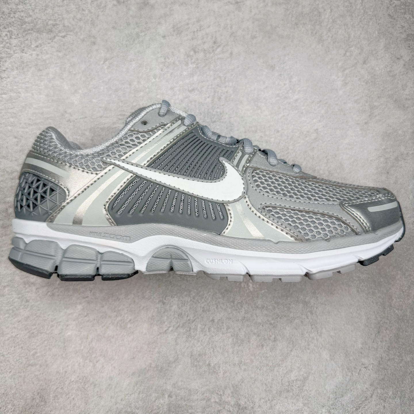 ＃HP纯原 NK Air Zoom Vomero 5 经典复古潮流运动跑鞋 FJ4151-003 原装纸板楦头开发 独家私模八层组合大底 市场唯一正确版本 进口三文治网面 融蕴繁复设计风范和丰富层次感 缔造运动鞋佳选 助你轻松型出范 开辟独属于自己的路 鞋款采用多层设计 融入织物与合成材质 塑就本季出众鞋款 合成材质与织物组合鞋面 经久耐穿 后跟网眼拼接和透气孔设计 轻盈透气Zoom Air缓震配置提供出色回弹缓震性能 实现快速离地的出众脚感 巧糅科技感和低调设计 为鞋款注入反光细节 令你迈步间尽显闪耀魅力 结合中性色调 让你驾驭不同穿搭 打造非凡造型 尺码：36 36.5 37.5 38 38.5 39 40 40.5 41 42 42.5 43 44 44.5 45 46-选品中心