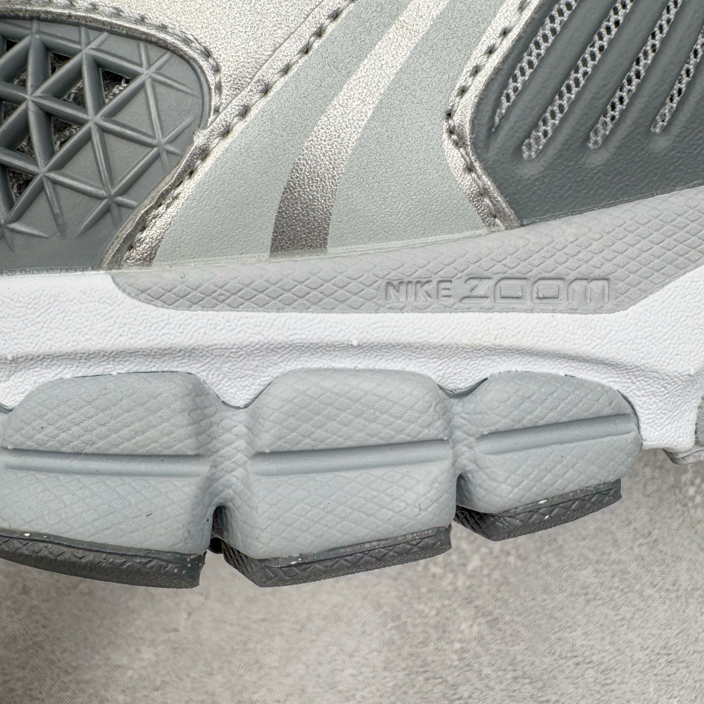 图片[17]-＃HP纯原 NK Air Zoom Vomero 5 经典复古潮流运动跑鞋 FJ4151-003 原装纸板楦头开发 独家私模八层组合大底 市场唯一正确版本 进口三文治网面 融蕴繁复设计风范和丰富层次感 缔造运动鞋佳选 助你轻松型出范 开辟独属于自己的路 鞋款采用多层设计 融入织物与合成材质 塑就本季出众鞋款 合成材质与织物组合鞋面 经久耐穿 后跟网眼拼接和透气孔设计 轻盈透气Zoom Air缓震配置提供出色回弹缓震性能 实现快速离地的出众脚感 巧糅科技感和低调设计 为鞋款注入反光细节 令你迈步间尽显闪耀魅力 结合中性色调 让你驾驭不同穿搭 打造非凡造型 尺码：36 36.5 37.5 38 38.5 39 40 40.5 41 42 42.5 43 44 44.5 45 46-选品中心