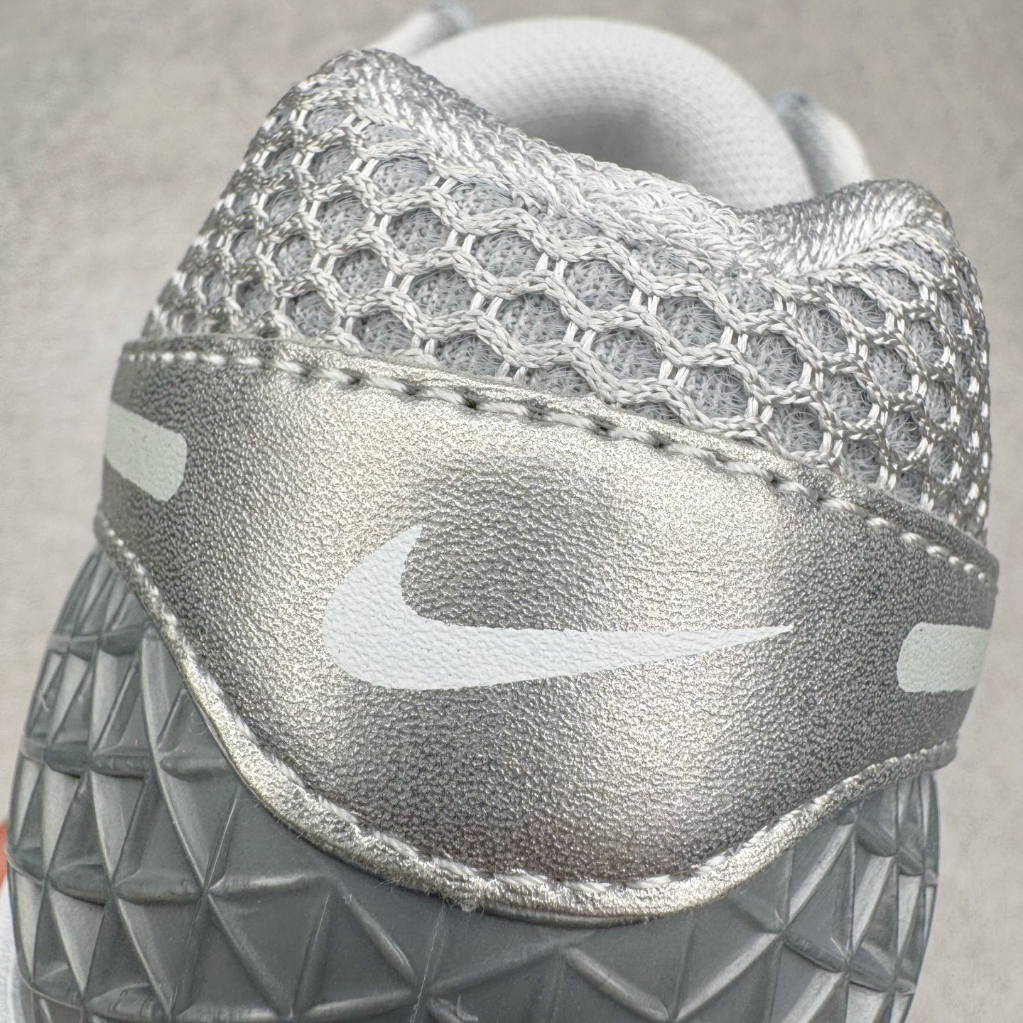 图片[15]-＃HP纯原 NK Air Zoom Vomero 5 经典复古潮流运动跑鞋 FJ4151-003 原装纸板楦头开发 独家私模八层组合大底 市场唯一正确版本 进口三文治网面 融蕴繁复设计风范和丰富层次感 缔造运动鞋佳选 助你轻松型出范 开辟独属于自己的路 鞋款采用多层设计 融入织物与合成材质 塑就本季出众鞋款 合成材质与织物组合鞋面 经久耐穿 后跟网眼拼接和透气孔设计 轻盈透气Zoom Air缓震配置提供出色回弹缓震性能 实现快速离地的出众脚感 巧糅科技感和低调设计 为鞋款注入反光细节 令你迈步间尽显闪耀魅力 结合中性色调 让你驾驭不同穿搭 打造非凡造型 尺码：36 36.5 37.5 38 38.5 39 40 40.5 41 42 42.5 43 44 44.5 45 46-选品中心