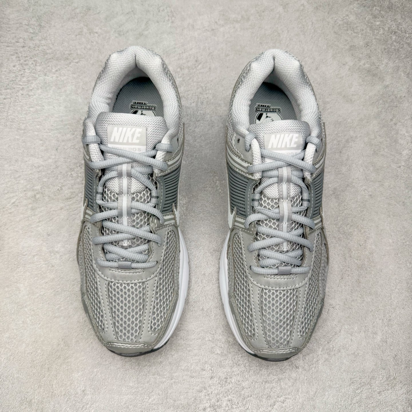 图片[2]-＃HP纯原 NK Air Zoom Vomero 5 经典复古潮流运动跑鞋 FJ4151-003 原装纸板楦头开发 独家私模八层组合大底 市场唯一正确版本 进口三文治网面 融蕴繁复设计风范和丰富层次感 缔造运动鞋佳选 助你轻松型出范 开辟独属于自己的路 鞋款采用多层设计 融入织物与合成材质 塑就本季出众鞋款 合成材质与织物组合鞋面 经久耐穿 后跟网眼拼接和透气孔设计 轻盈透气Zoom Air缓震配置提供出色回弹缓震性能 实现快速离地的出众脚感 巧糅科技感和低调设计 为鞋款注入反光细节 令你迈步间尽显闪耀魅力 结合中性色调 让你驾驭不同穿搭 打造非凡造型 尺码：36 36.5 37.5 38 38.5 39 40 40.5 41 42 42.5 43 44 44.5 45 46-选品中心