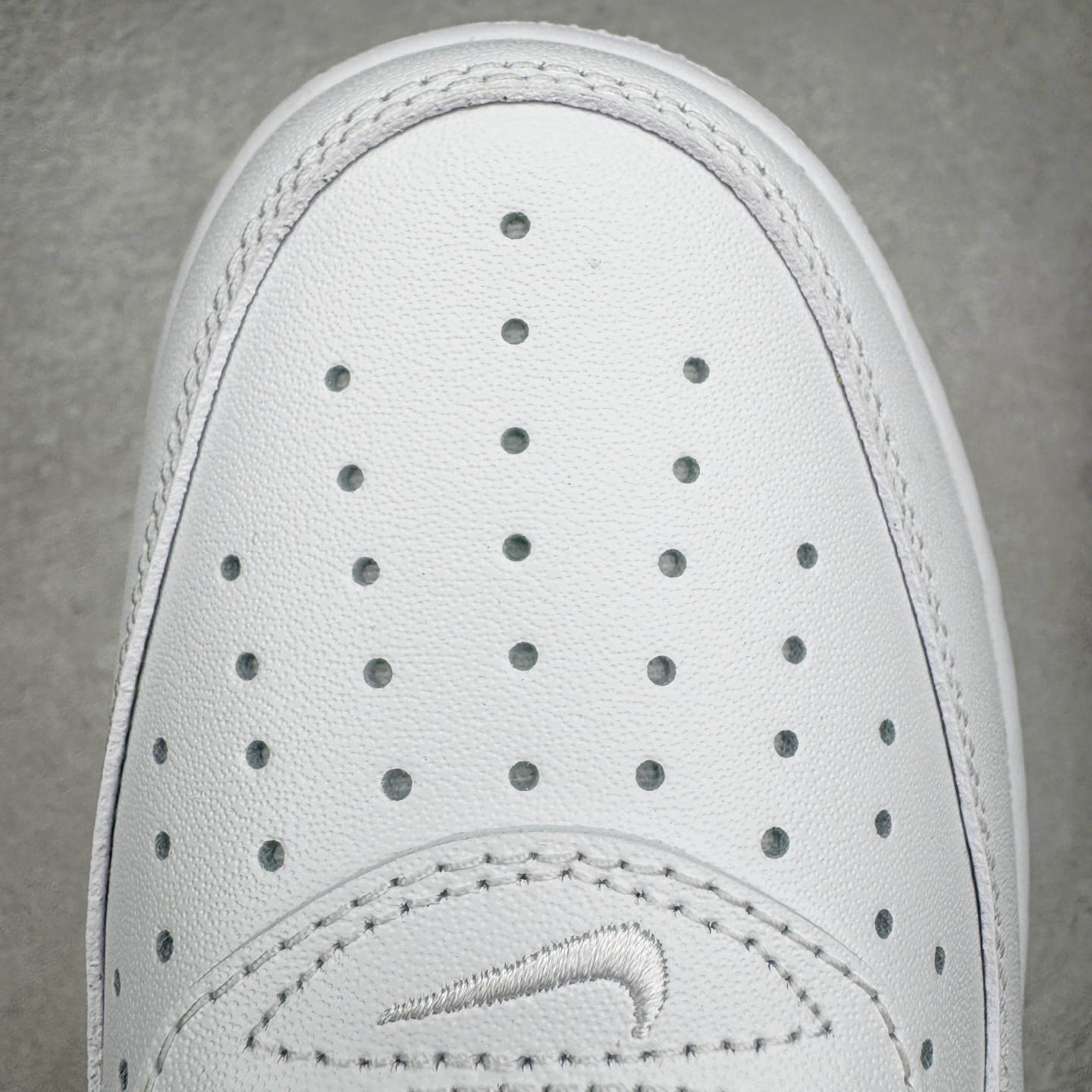 图片[17]-＃G版纯原 Supreme X NK AIR Force 1 Low 空军一号联名 白红 CU9225-101 同步官方2022全新版本 全新翻盖原盒配件 不规则波浪大底咬花 全鞋电脑针车 工整有序 视觉效果满分 原厂拉帮手法 标准四线 密度针距针孔大小控制到位 原装反口里网布海绵 正确卡色网眼大小 新版鞋撑改用纸团代替 原厂港宝加持完美还原灵魂版型 原盒原配从里到外百分百还原 原厂全头层原厂皮料 原标原盒 内置Sole气垫 中底白色背胶 中底划线 已经无限的接近公司 原厂楦头 原厂刺绣 后跟弧度修正 独家私模最大开发到48.5 尺码：35.5 36 36.5 37.5 38 38.5 39 40 40.5 41 42 42.5 43 44 44.5 45 46 47.5 48.5-选品中心