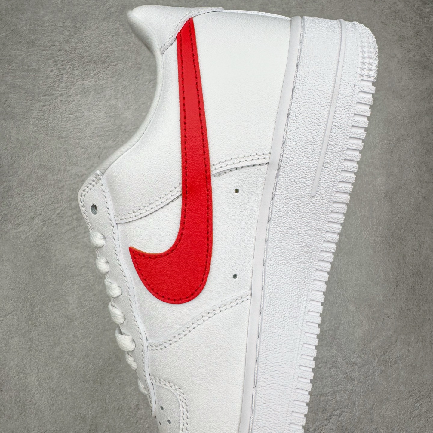 图片[7]-＃G版纯原 Supreme X NK AIR Force 1 Low 空军一号联名 白红 CU9225-101 同步官方2022全新版本 全新翻盖原盒配件 不规则波浪大底咬花 全鞋电脑针车 工整有序 视觉效果满分 原厂拉帮手法 标准四线 密度针距针孔大小控制到位 原装反口里网布海绵 正确卡色网眼大小 新版鞋撑改用纸团代替 原厂港宝加持完美还原灵魂版型 原盒原配从里到外百分百还原 原厂全头层原厂皮料 原标原盒 内置Sole气垫 中底白色背胶 中底划线 已经无限的接近公司 原厂楦头 原厂刺绣 后跟弧度修正 独家私模最大开发到48.5 尺码：35.5 36 36.5 37.5 38 38.5 39 40 40.5 41 42 42.5 43 44 44.5 45 46 47.5 48.5-选品中心