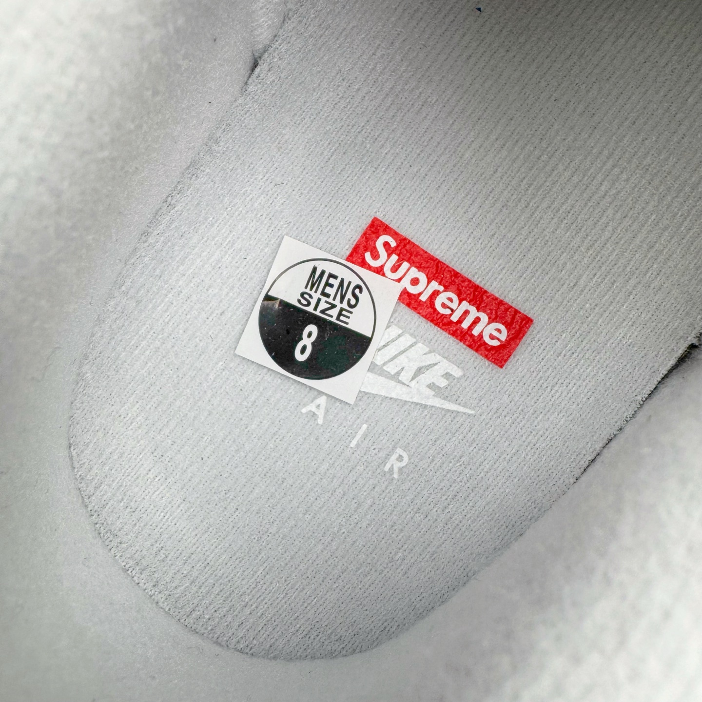 图片[13]-＃G版纯原 Supreme X NK AIR Force 1 Low 空军一号联名 白红 CU9225-101 同步官方2022全新版本 全新翻盖原盒配件 不规则波浪大底咬花 全鞋电脑针车 工整有序 视觉效果满分 原厂拉帮手法 标准四线 密度针距针孔大小控制到位 原装反口里网布海绵 正确卡色网眼大小 新版鞋撑改用纸团代替 原厂港宝加持完美还原灵魂版型 原盒原配从里到外百分百还原 原厂全头层原厂皮料 原标原盒 内置Sole气垫 中底白色背胶 中底划线 已经无限的接近公司 原厂楦头 原厂刺绣 后跟弧度修正 独家私模最大开发到48.5 尺码：35.5 36 36.5 37.5 38 38.5 39 40 40.5 41 42 42.5 43 44 44.5 45 46 47.5 48.5-选品中心