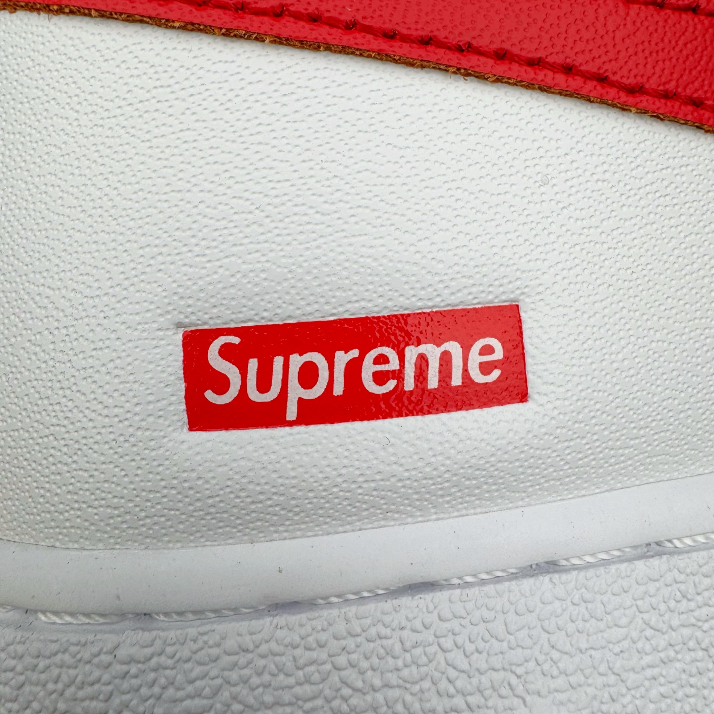 图片[20]-＃G版纯原 Supreme X NK AIR Force 1 Low 空军一号联名 白红 CU9225-101 同步官方2022全新版本 全新翻盖原盒配件 不规则波浪大底咬花 全鞋电脑针车 工整有序 视觉效果满分 原厂拉帮手法 标准四线 密度针距针孔大小控制到位 原装反口里网布海绵 正确卡色网眼大小 新版鞋撑改用纸团代替 原厂港宝加持完美还原灵魂版型 原盒原配从里到外百分百还原 原厂全头层原厂皮料 原标原盒 内置Sole气垫 中底白色背胶 中底划线 已经无限的接近公司 原厂楦头 原厂刺绣 后跟弧度修正 独家私模最大开发到48.5 尺码：35.5 36 36.5 37.5 38 38.5 39 40 40.5 41 42 42.5 43 44 44.5 45 46 47.5 48.5-选品中心