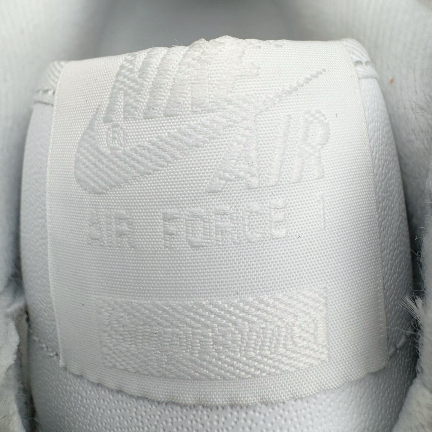 图片[15]-＃G版纯原 Supreme X NK AIR Force 1 Low 空军一号联名 白红 CU9225-101 同步官方2022全新版本 全新翻盖原盒配件 不规则波浪大底咬花 全鞋电脑针车 工整有序 视觉效果满分 原厂拉帮手法 标准四线 密度针距针孔大小控制到位 原装反口里网布海绵 正确卡色网眼大小 新版鞋撑改用纸团代替 原厂港宝加持完美还原灵魂版型 原盒原配从里到外百分百还原 原厂全头层原厂皮料 原标原盒 内置Sole气垫 中底白色背胶 中底划线 已经无限的接近公司 原厂楦头 原厂刺绣 后跟弧度修正 独家私模最大开发到48.5 尺码：35.5 36 36.5 37.5 38 38.5 39 40 40.5 41 42 42.5 43 44 44.5 45 46 47.5 48.5-选品中心