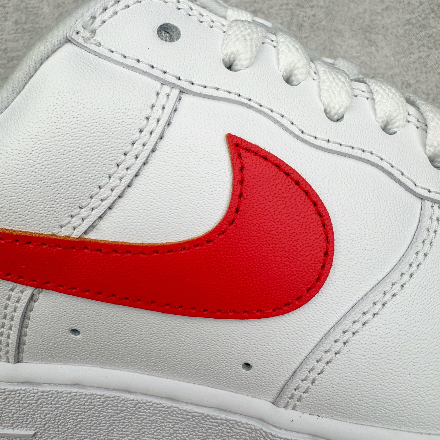 图片[21]-＃G版纯原 Supreme X NK AIR Force 1 Low 空军一号联名 白红 CU9225-101 同步官方2022全新版本 全新翻盖原盒配件 不规则波浪大底咬花 全鞋电脑针车 工整有序 视觉效果满分 原厂拉帮手法 标准四线 密度针距针孔大小控制到位 原装反口里网布海绵 正确卡色网眼大小 新版鞋撑改用纸团代替 原厂港宝加持完美还原灵魂版型 原盒原配从里到外百分百还原 原厂全头层原厂皮料 原标原盒 内置Sole气垫 中底白色背胶 中底划线 已经无限的接近公司 原厂楦头 原厂刺绣 后跟弧度修正 独家私模最大开发到48.5 尺码：35.5 36 36.5 37.5 38 38.5 39 40 40.5 41 42 42.5 43 44 44.5 45 46 47.5 48.5-选品中心