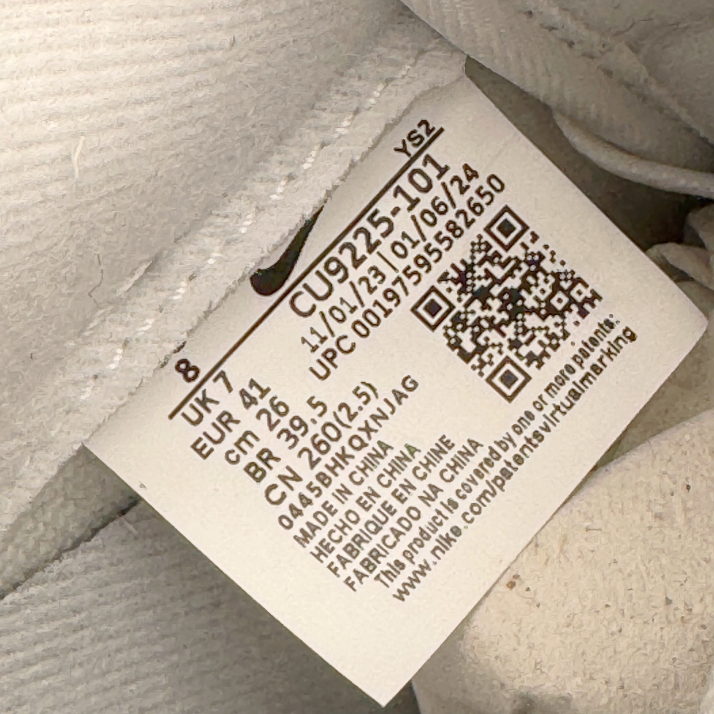 图片[12]-＃G版纯原 Supreme X NK AIR Force 1 Low 空军一号联名 白红 CU9225-101 同步官方2022全新版本 全新翻盖原盒配件 不规则波浪大底咬花 全鞋电脑针车 工整有序 视觉效果满分 原厂拉帮手法 标准四线 密度针距针孔大小控制到位 原装反口里网布海绵 正确卡色网眼大小 新版鞋撑改用纸团代替 原厂港宝加持完美还原灵魂版型 原盒原配从里到外百分百还原 原厂全头层原厂皮料 原标原盒 内置Sole气垫 中底白色背胶 中底划线 已经无限的接近公司 原厂楦头 原厂刺绣 后跟弧度修正 独家私模最大开发到48.5 尺码：35.5 36 36.5 37.5 38 38.5 39 40 40.5 41 42 42.5 43 44 44.5 45 46 47.5 48.5-选品中心