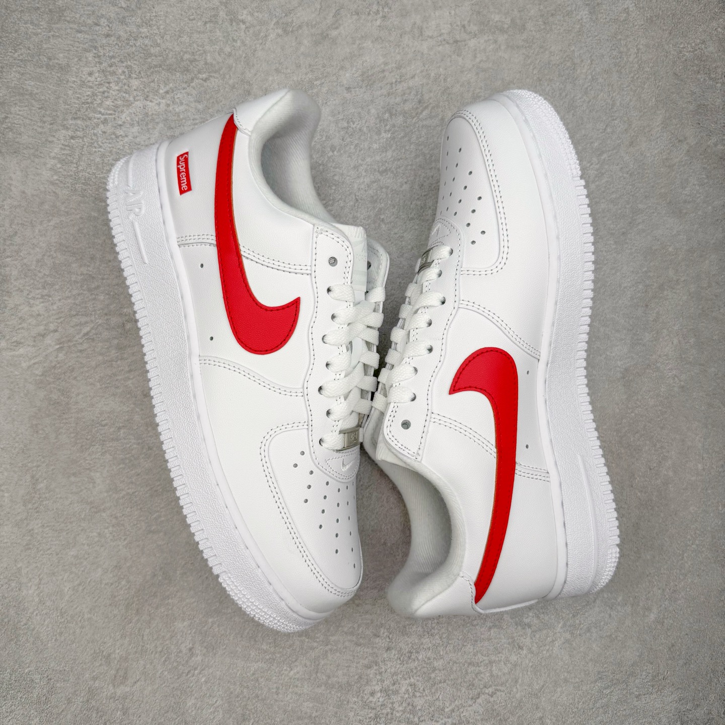 图片[3]-＃G版纯原 Supreme X NK AIR Force 1 Low 空军一号联名 白红 CU9225-101 同步官方2022全新版本 全新翻盖原盒配件 不规则波浪大底咬花 全鞋电脑针车 工整有序 视觉效果满分 原厂拉帮手法 标准四线 密度针距针孔大小控制到位 原装反口里网布海绵 正确卡色网眼大小 新版鞋撑改用纸团代替 原厂港宝加持完美还原灵魂版型 原盒原配从里到外百分百还原 原厂全头层原厂皮料 原标原盒 内置Sole气垫 中底白色背胶 中底划线 已经无限的接近公司 原厂楦头 原厂刺绣 后跟弧度修正 独家私模最大开发到48.5 尺码：35.5 36 36.5 37.5 38 38.5 39 40 40.5 41 42 42.5 43 44 44.5 45 46 47.5 48.5-选品中心