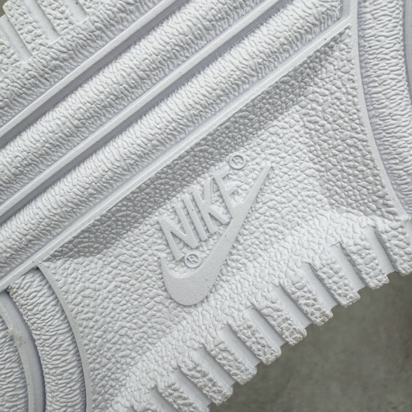 图片[22]-＃G版纯原 Supreme X NK AIR Force 1 Low 空军一号联名 白红 CU9225-101 同步官方2022全新版本 全新翻盖原盒配件 不规则波浪大底咬花 全鞋电脑针车 工整有序 视觉效果满分 原厂拉帮手法 标准四线 密度针距针孔大小控制到位 原装反口里网布海绵 正确卡色网眼大小 新版鞋撑改用纸团代替 原厂港宝加持完美还原灵魂版型 原盒原配从里到外百分百还原 原厂全头层原厂皮料 原标原盒 内置Sole气垫 中底白色背胶 中底划线 已经无限的接近公司 原厂楦头 原厂刺绣 后跟弧度修正 独家私模最大开发到48.5 尺码：35.5 36 36.5 37.5 38 38.5 39 40 40.5 41 42 42.5 43 44 44.5 45 46 47.5 48.5-选品中心