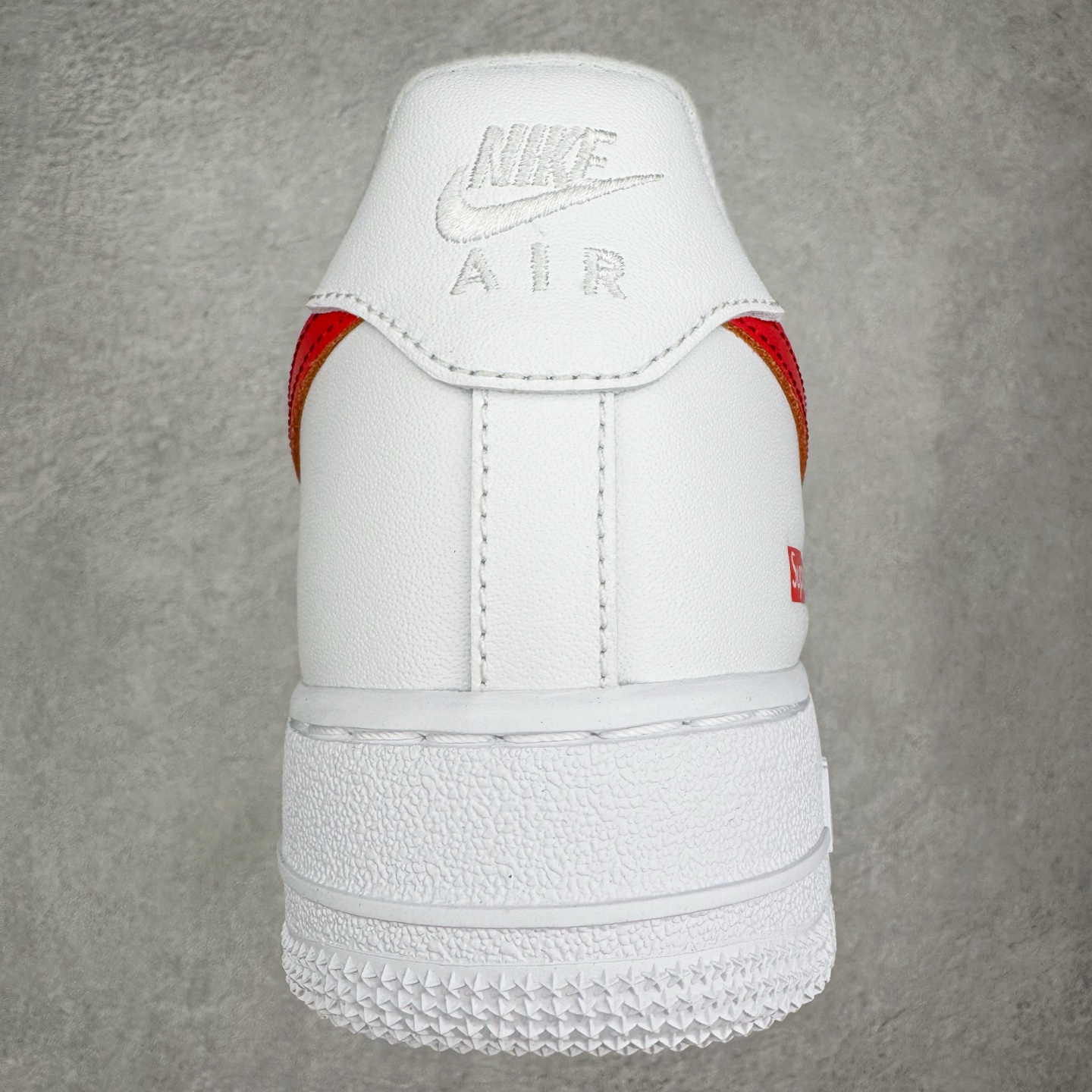 图片[8]-＃G版纯原 Supreme X NK AIR Force 1 Low 空军一号联名 白红 CU9225-101 同步官方2022全新版本 全新翻盖原盒配件 不规则波浪大底咬花 全鞋电脑针车 工整有序 视觉效果满分 原厂拉帮手法 标准四线 密度针距针孔大小控制到位 原装反口里网布海绵 正确卡色网眼大小 新版鞋撑改用纸团代替 原厂港宝加持完美还原灵魂版型 原盒原配从里到外百分百还原 原厂全头层原厂皮料 原标原盒 内置Sole气垫 中底白色背胶 中底划线 已经无限的接近公司 原厂楦头 原厂刺绣 后跟弧度修正 独家私模最大开发到48.5 尺码：35.5 36 36.5 37.5 38 38.5 39 40 40.5 41 42 42.5 43 44 44.5 45 46 47.5 48.5-选品中心
